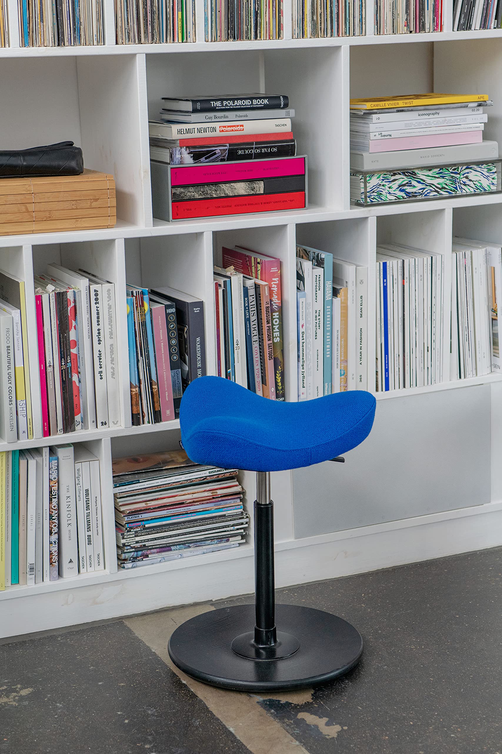 Varier Move Sgabello Sit-Stand per Tavoli ad Altezza Regolabile, Base Naturale e Tessuto, Blu