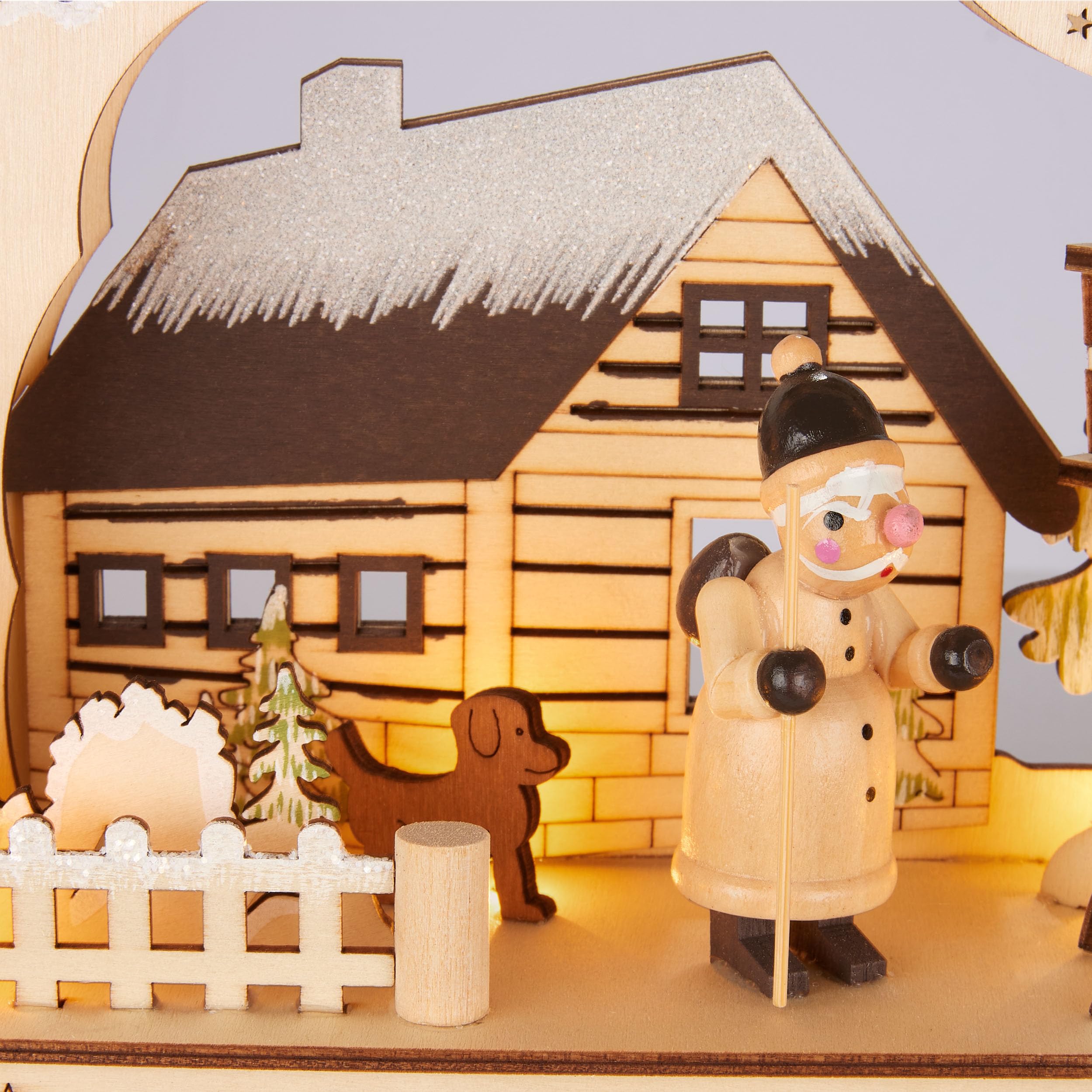 BRUBAKER 3D Lichterbogen - LED Schwibbogen - Weihnachtshaus im Wald mit Laternen - Weihnachtsbeleuchtung aus Holz Natur - 27 x 40 x 7,5 cm - Handbemalte Figuren - Weihnachtsdeko für Tisch Fenster