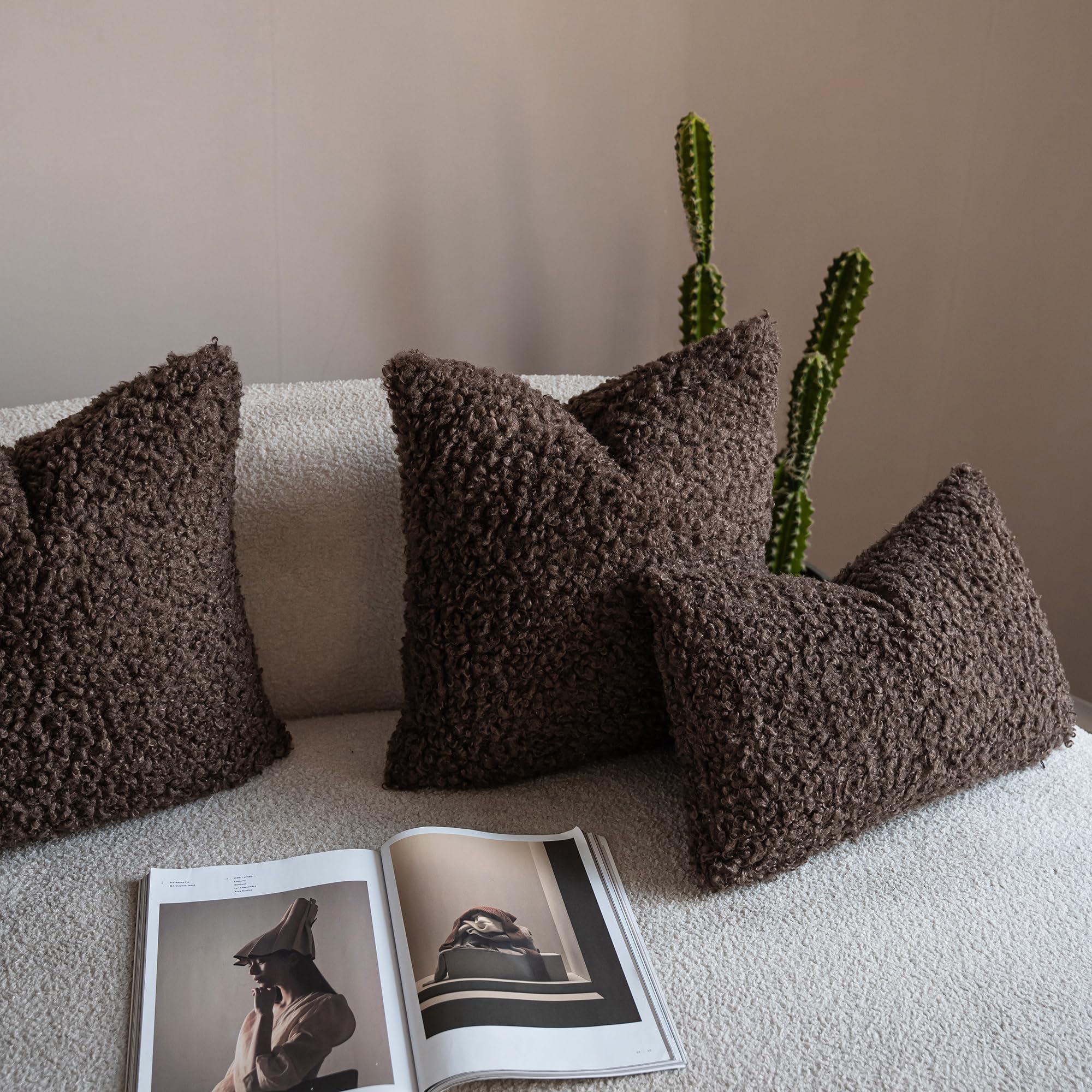 Neelvin Lot de 2 Housses de Coussin Décoratives en Sherpa Teddy Bouclé Boucle Épais 65x65 cm (26 x 26 Pouces) Housses de Coussin en Peau de Mouton Pelucheuse pour Canapé, Salon, Chambre Chocolat