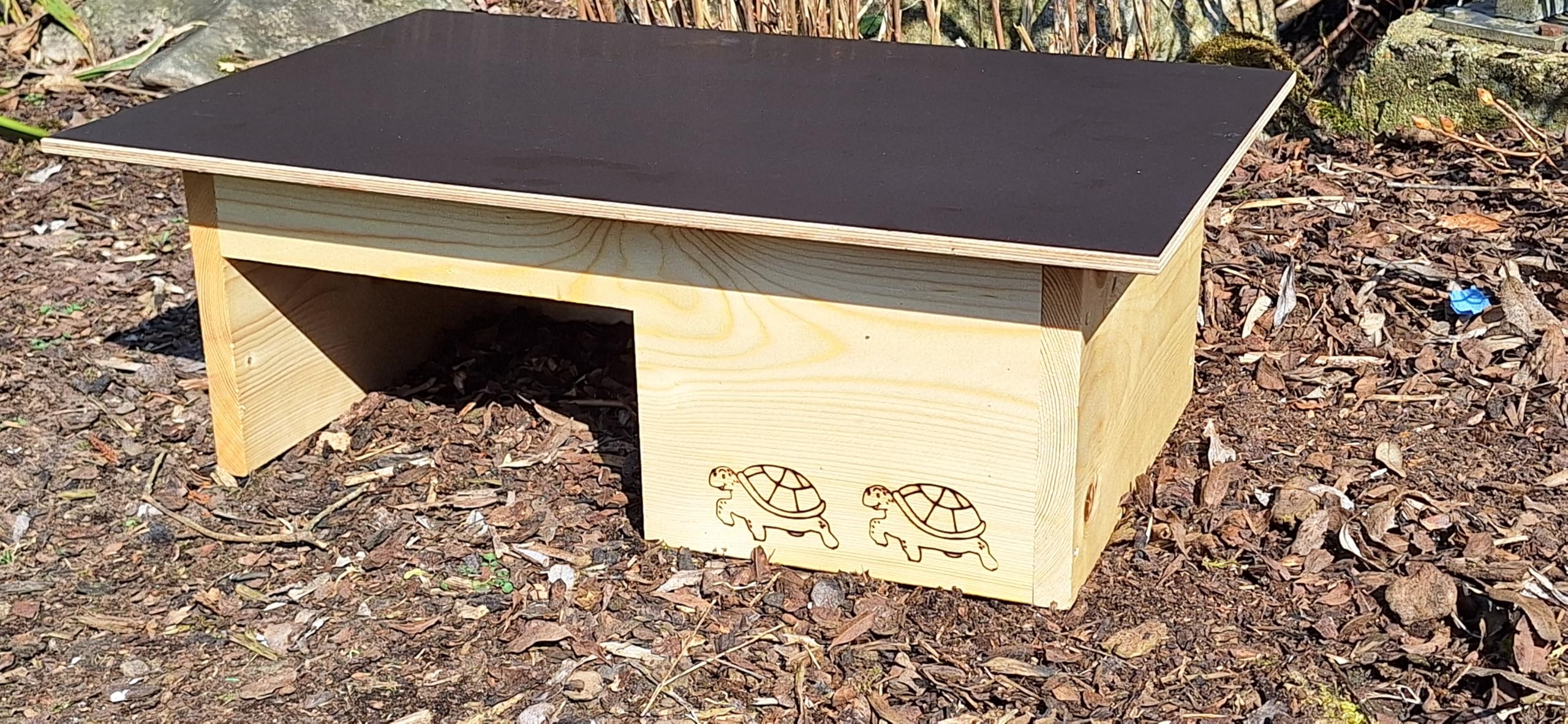Maison de tortue de qualité supérieure (SH10) en bois massif de 20 mm - Résistante aux intempéries avec fond et porte - Ventilation réglable - Enclos pour tortues - Résistant aux intempéries