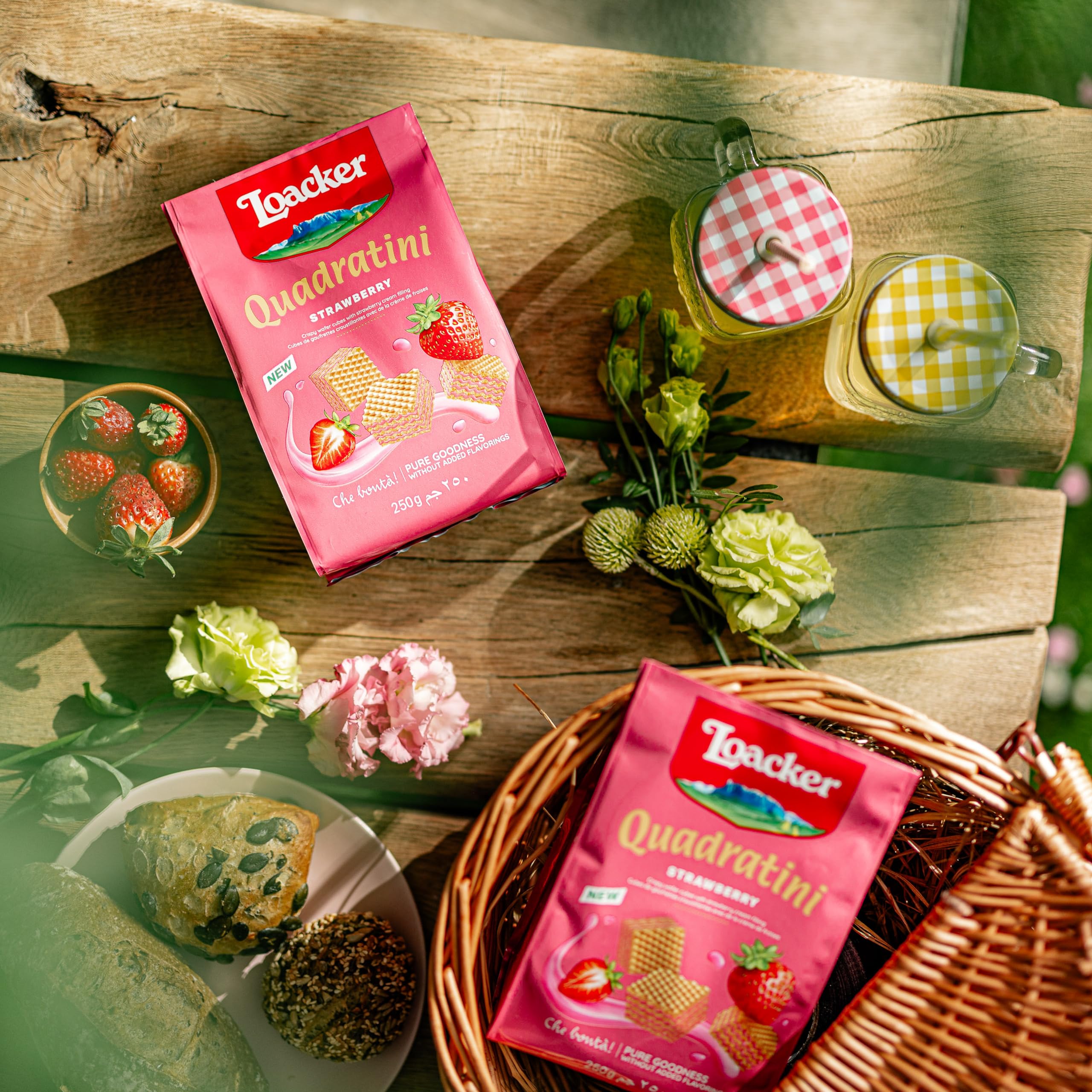Loacker, Quadratini Fragola, Wafer Croccanti con 5 Strati di Cialde Farcite con Crema alla Fragola, Snack per Colazione, Senza Aromi e Coloranti, Pratica Confezione Apri e Chiudi, 1 Confezione da 250g