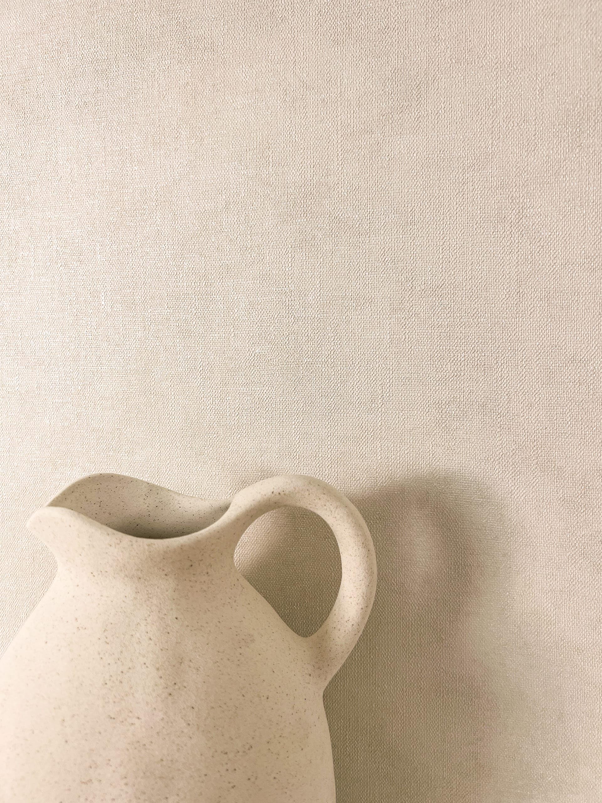 Papel pintado beige arena liso Newroom TNT mate para pared de dormitorio
