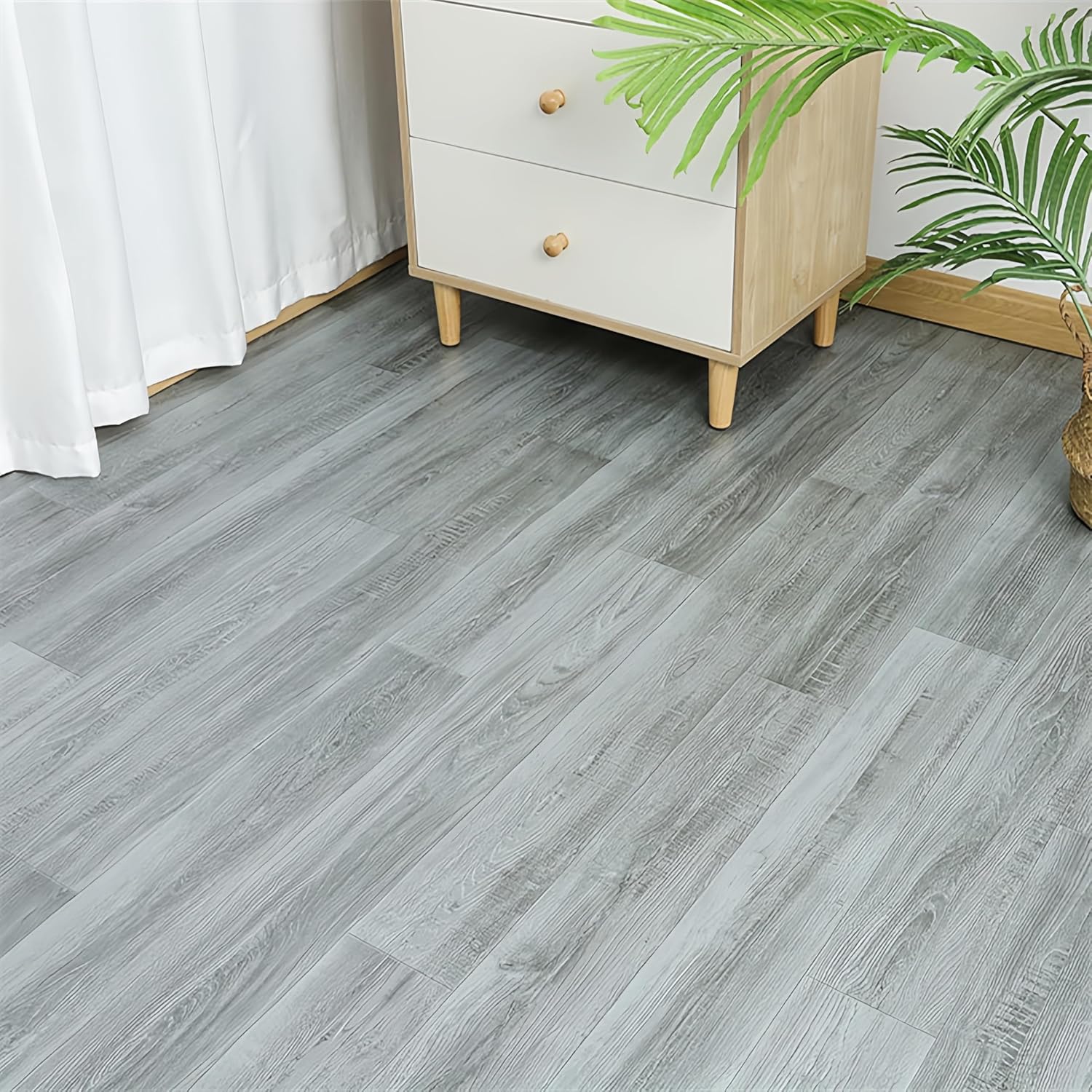 生命力が感じられる美しいペルシャ絨毯、クム（Qum）で織られた