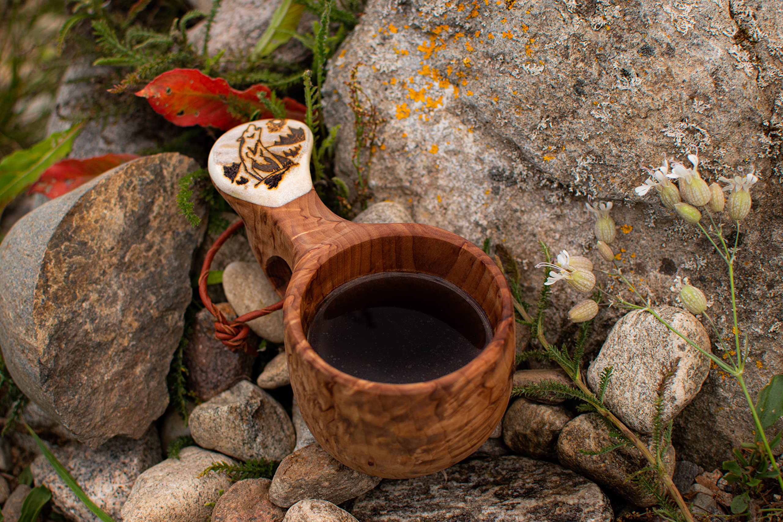 Finnische Kuksa Holztasse aus Maserbirke mit Ren-Horn Applikationen (Wolf-Motiv), Handgefertigte Lappland-Tasse, der nordische Wander & Outdoor-Becher aus Skandinavien mit Wolf-Verzierung