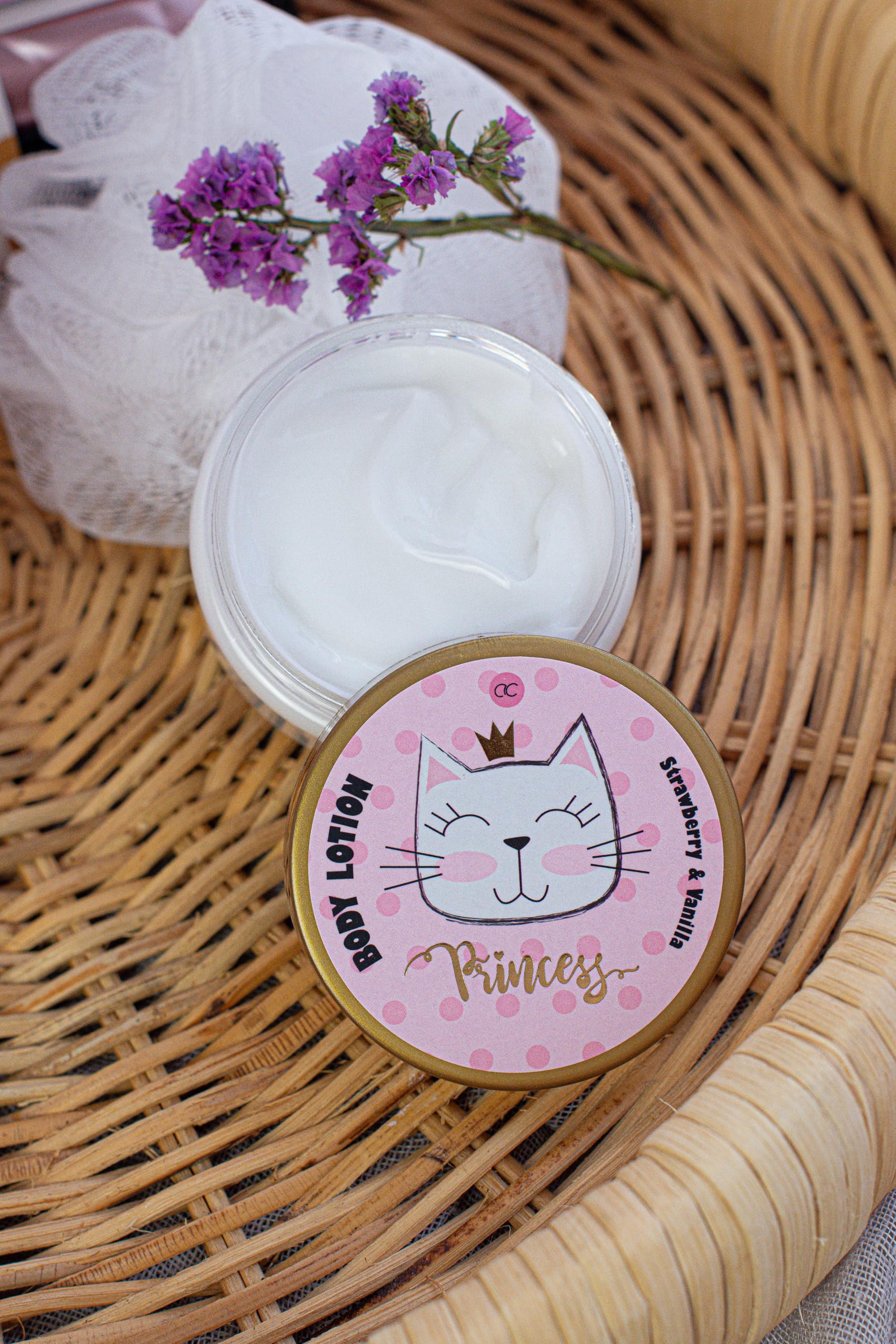 Accentra Geschenkset PRINCESS KITTY, 7-teiliges Geschenkset für Mädchen mit Duschgel, Bodylotion, Körperpeeling, Körpercreme, Badebomben und Netzschwamm im rosa Körbchen, Erdbeere & Vanille Duft
