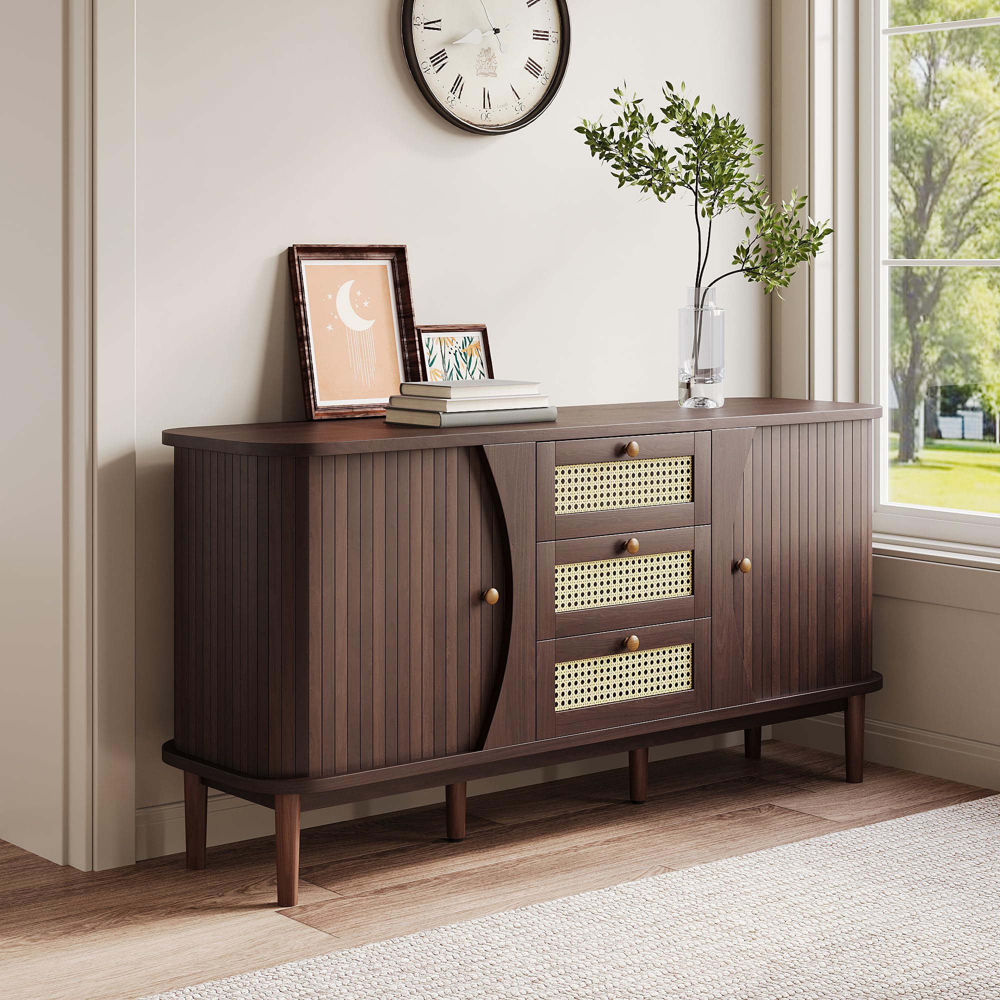 Merax Rattan Sideboard Kommode mit 3 Rattan Schubladen und 2 Schiebetüren, Sideboard Holz Küchenschrank Buffet mit verstellbaren Einlegeböden, gewölbter Platte Design, Walnuss/140.5x40x76cm