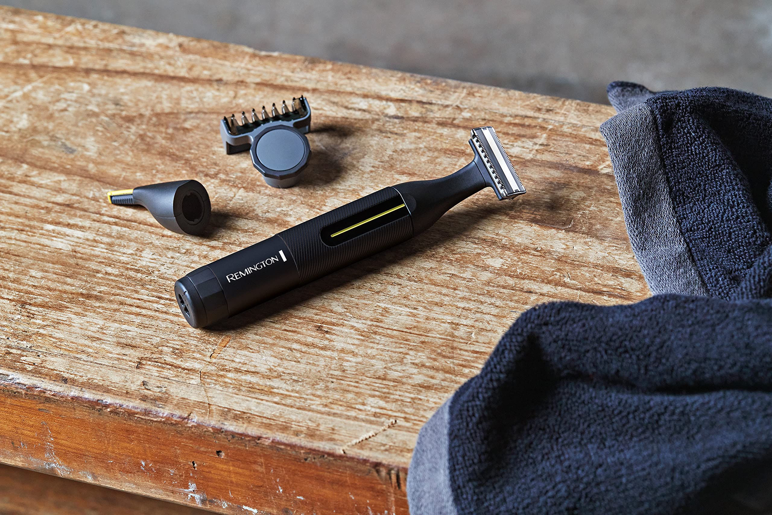Remington Rasoio e Rifinitore di Precisione Omniblade, Filo Pelle, Una Lama + 2 Rifinitori + Pettini Regolabarba , Ricaricabile, 100% Resistente all'acqua, Precision HG4001