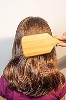 Vista 9 de Juego de 2 cepillos de madera para el cabello de Areumdan. Cerdas redondas de bambú ecológico para desenredar y masajear el cuero cabelludo cepillo