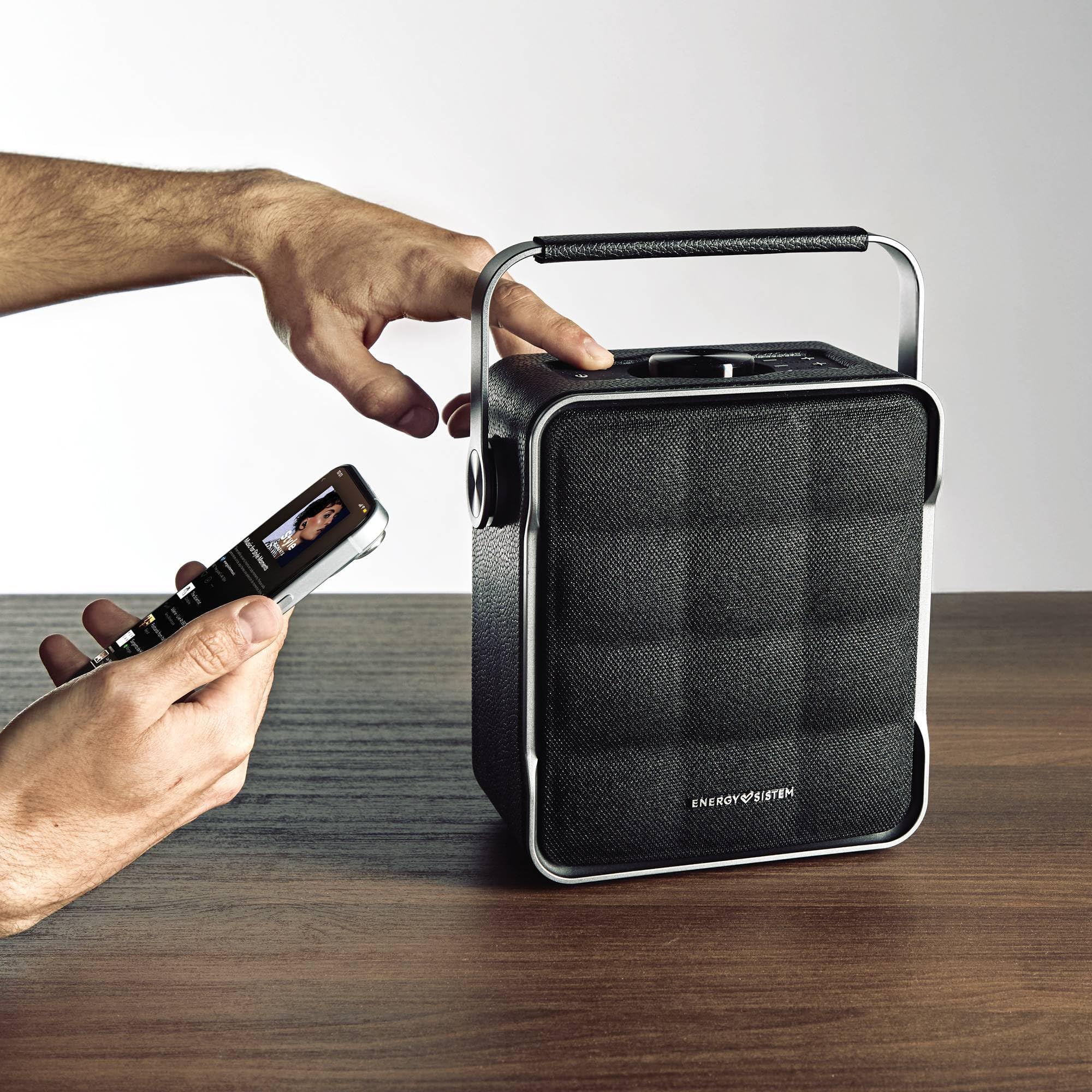 Energy Sistem Classy Essence – Altavoz Bluetooth 70W con True Wireless Stereo, Ecualizador Ajustable, Extra Bass, batería de 8h, USB, MP3, WAV, FLAC, diseño Premium en Aluminio y asa integrada