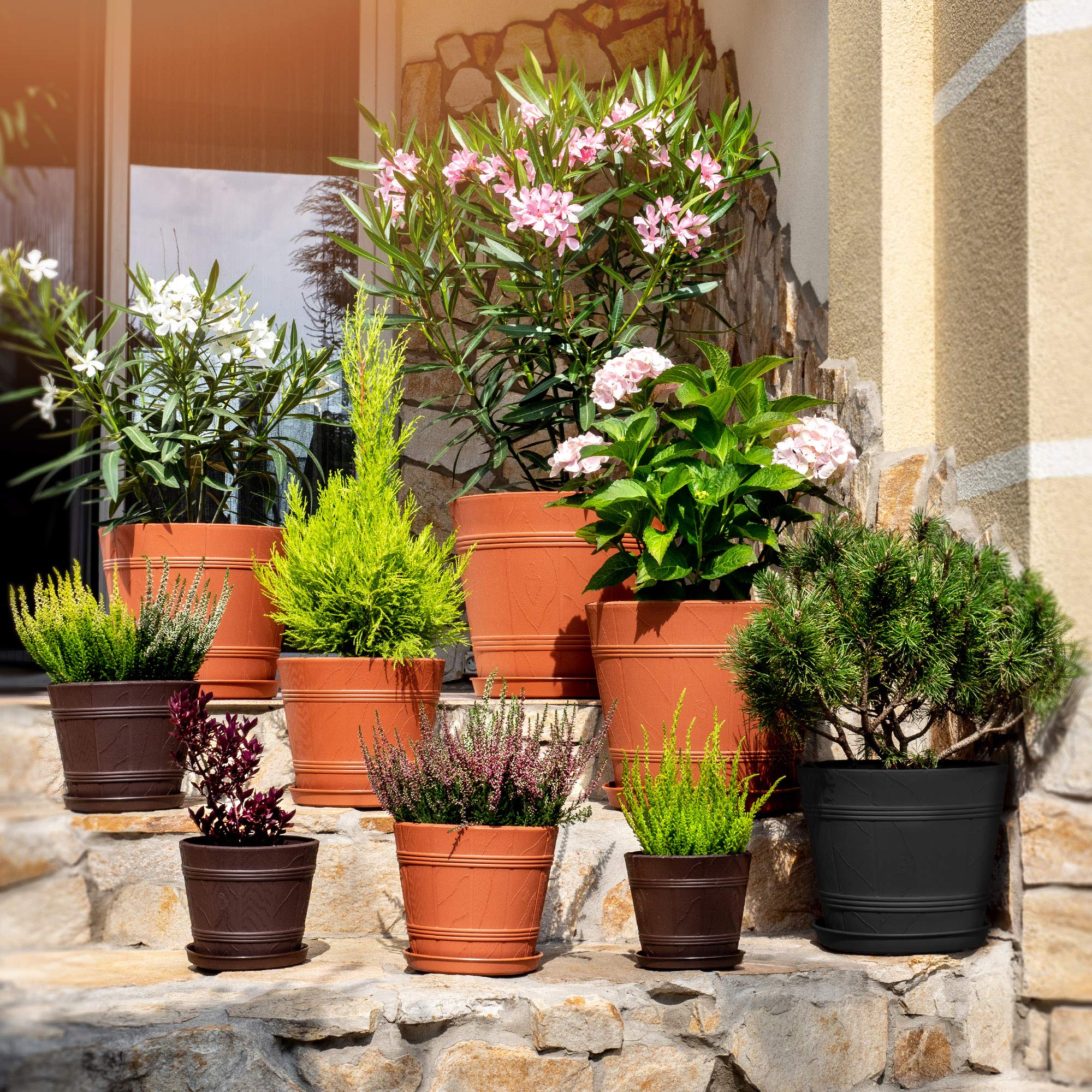 KADAX Blumentopf, Blumenkübel mit Untersetzer, Pflanzkübel für Innen- und Außenbereiche, Holzoptik, wetterfester Pflanztopf aus Kunststoff, Übertopf für Blumen, Garten, Balkon (Ø 42 cm, Braun)