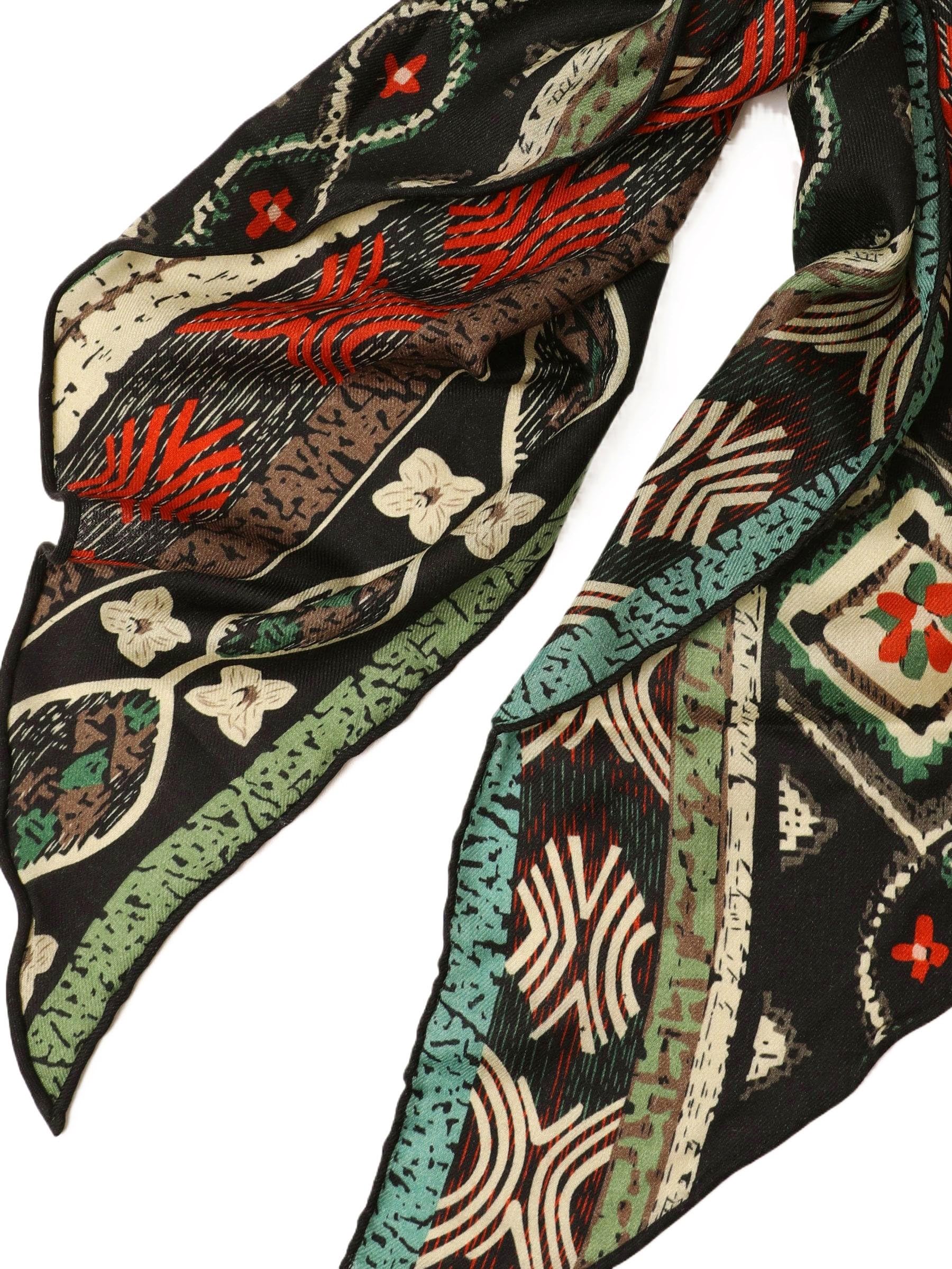 Sciarpa in lana ultraleggera modello a parallelogramma, stampa paisley double-face, bordi arrotolati a mano, soffice come seta