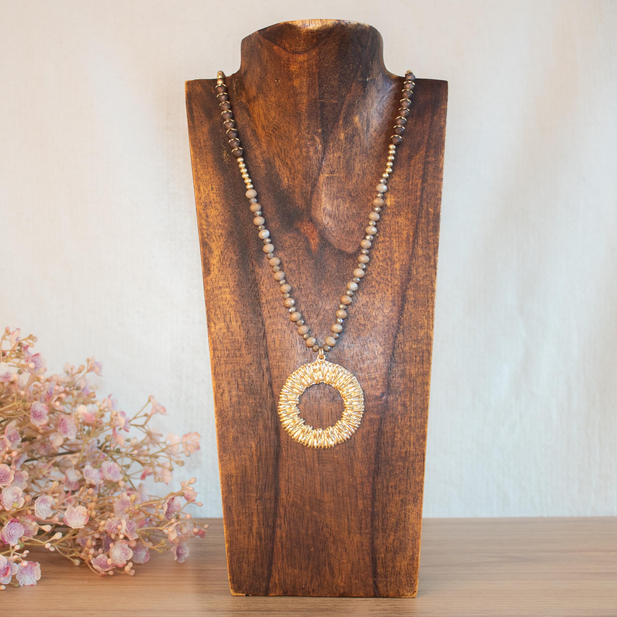 AMICHI- Collar Mujer Dorado Largo – Colgante Redondo Hueco Tipo Donut Texturizado con Piedras de Cristal Marrón y Gris – Elegante Handmade – Collar Mujer Original