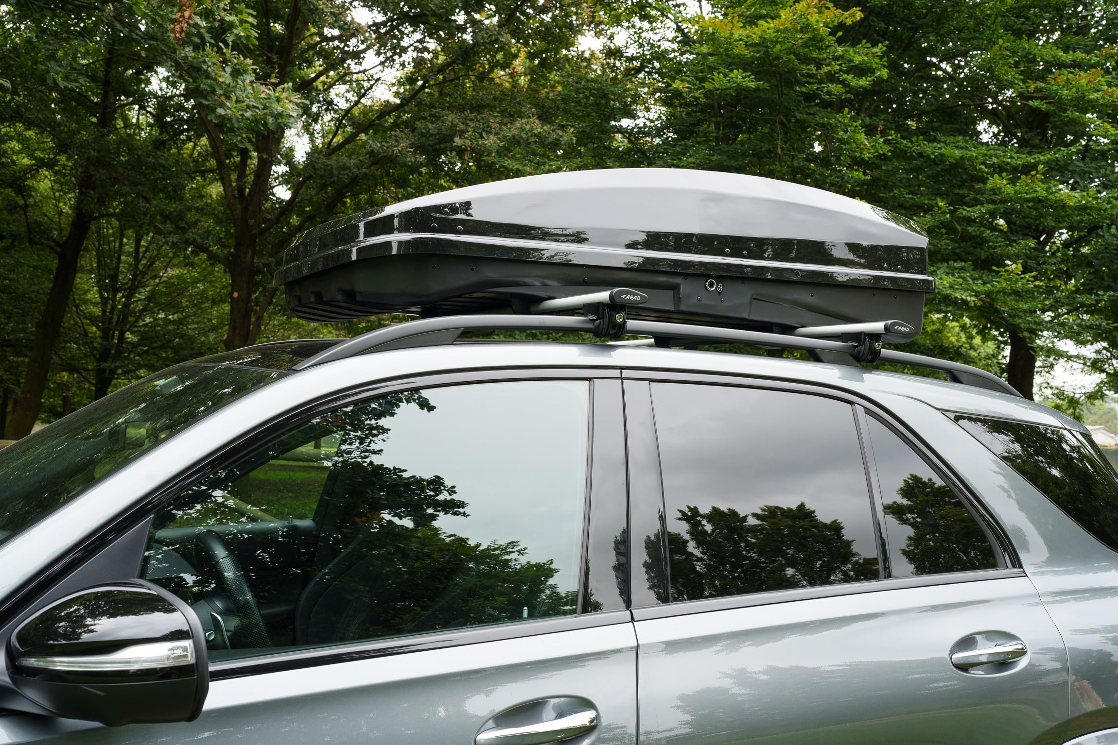 Farad Dachbox Raya 480 l, schwarz-metallic mit Formfehlern – doppelte seitliche Öffnung, TÜV-GS-Zulassung, Zentralschloss mit Sicherheitsschlüssel
