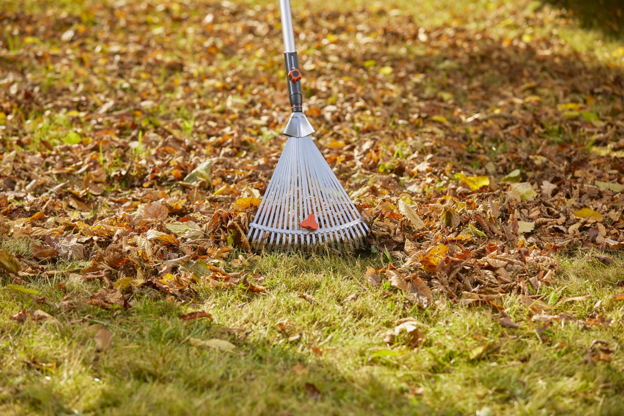 Gardena Scopa Regolabile combisystem: Rastrello per Foglie con Larghezza variabile da 30 a 50 cm, Adatto per Tutti i Manici combisystem (3103-20)