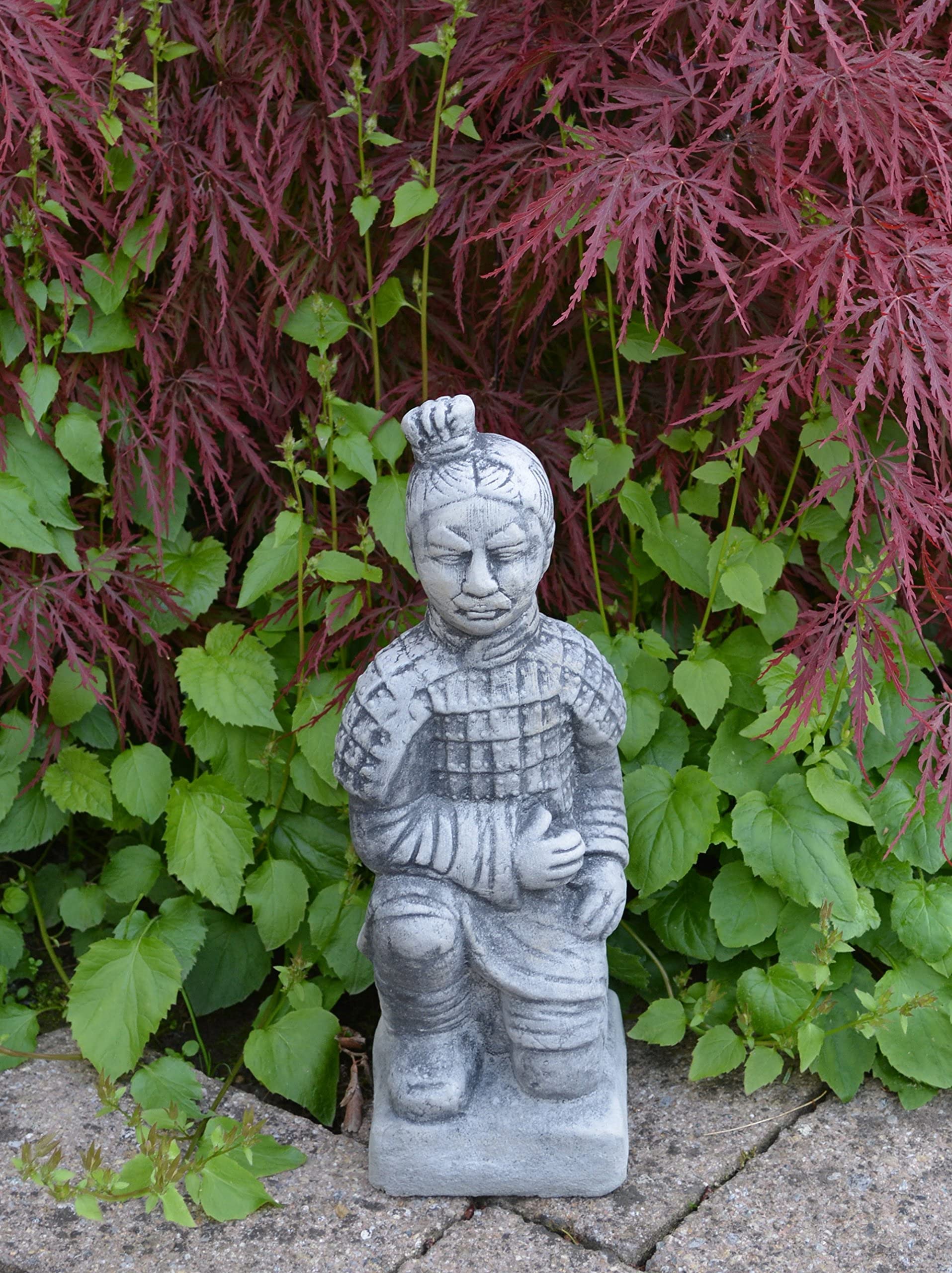 gartendekoparadies.de Statue kniender Terrakotta-Krieger-Motiv IV, Steinfigur, H. 31 cm, 2 kg, Grau, frostsicher aus Steinguss für Außenbereich