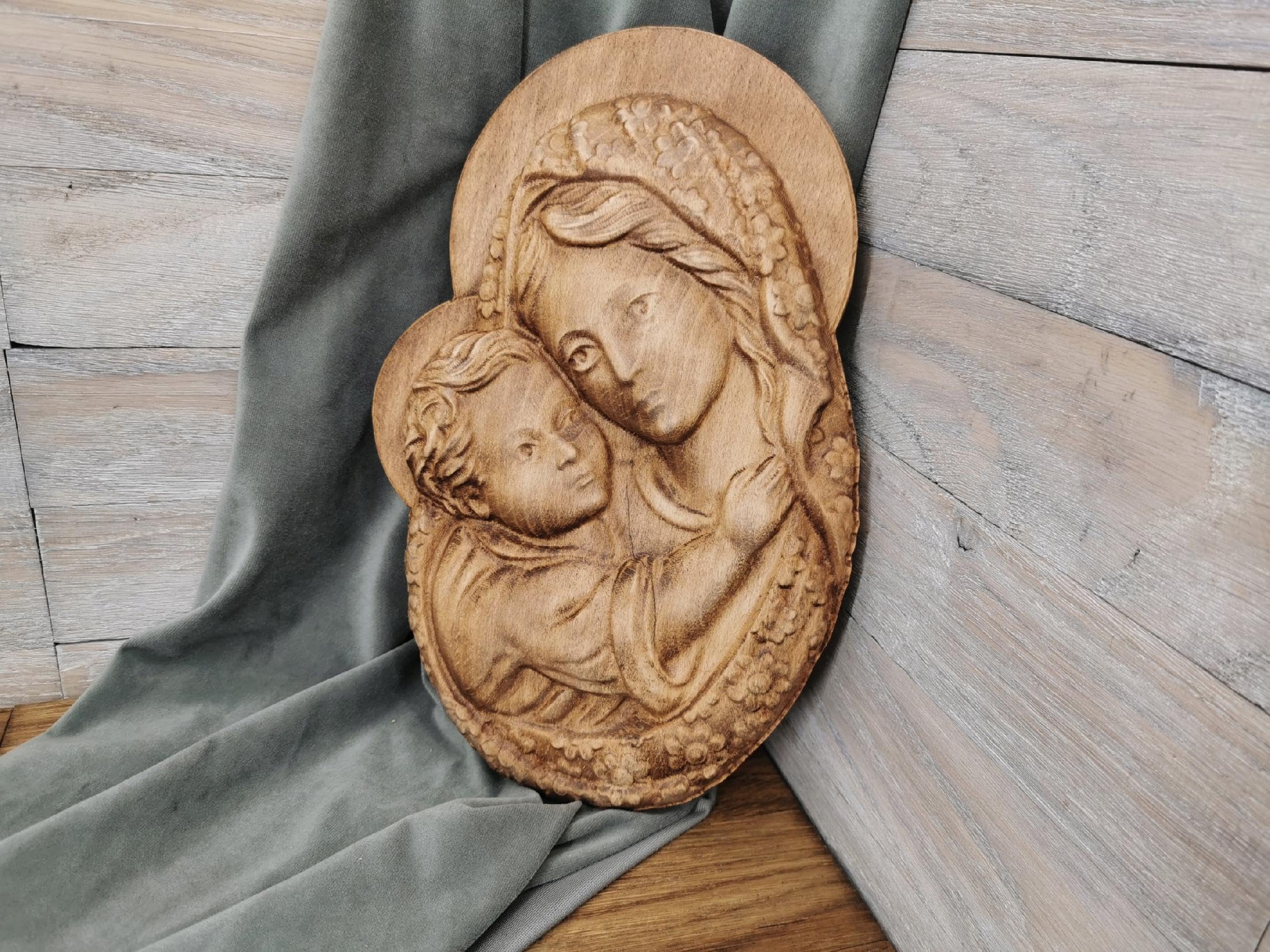 Image Marie et enfant en bois 30cm pour communion et baptême