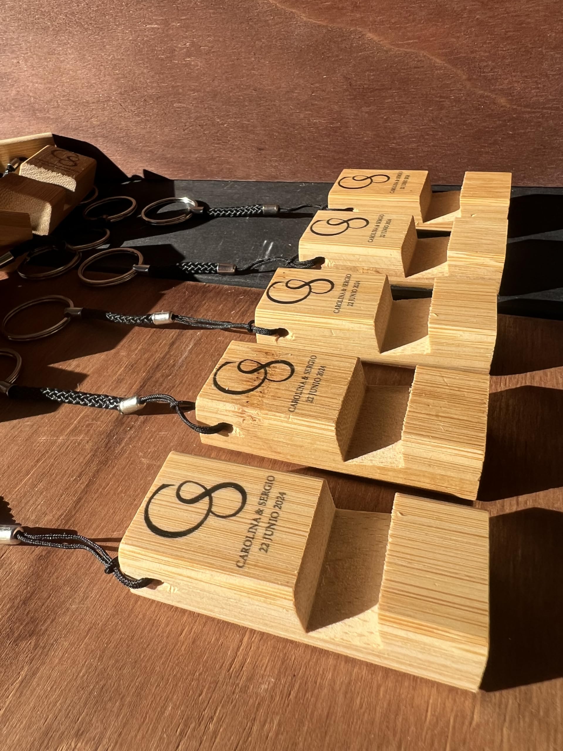 Uvimark - Set 25 Llaveros Personalizados Soporte Móvil Madera para Eventos