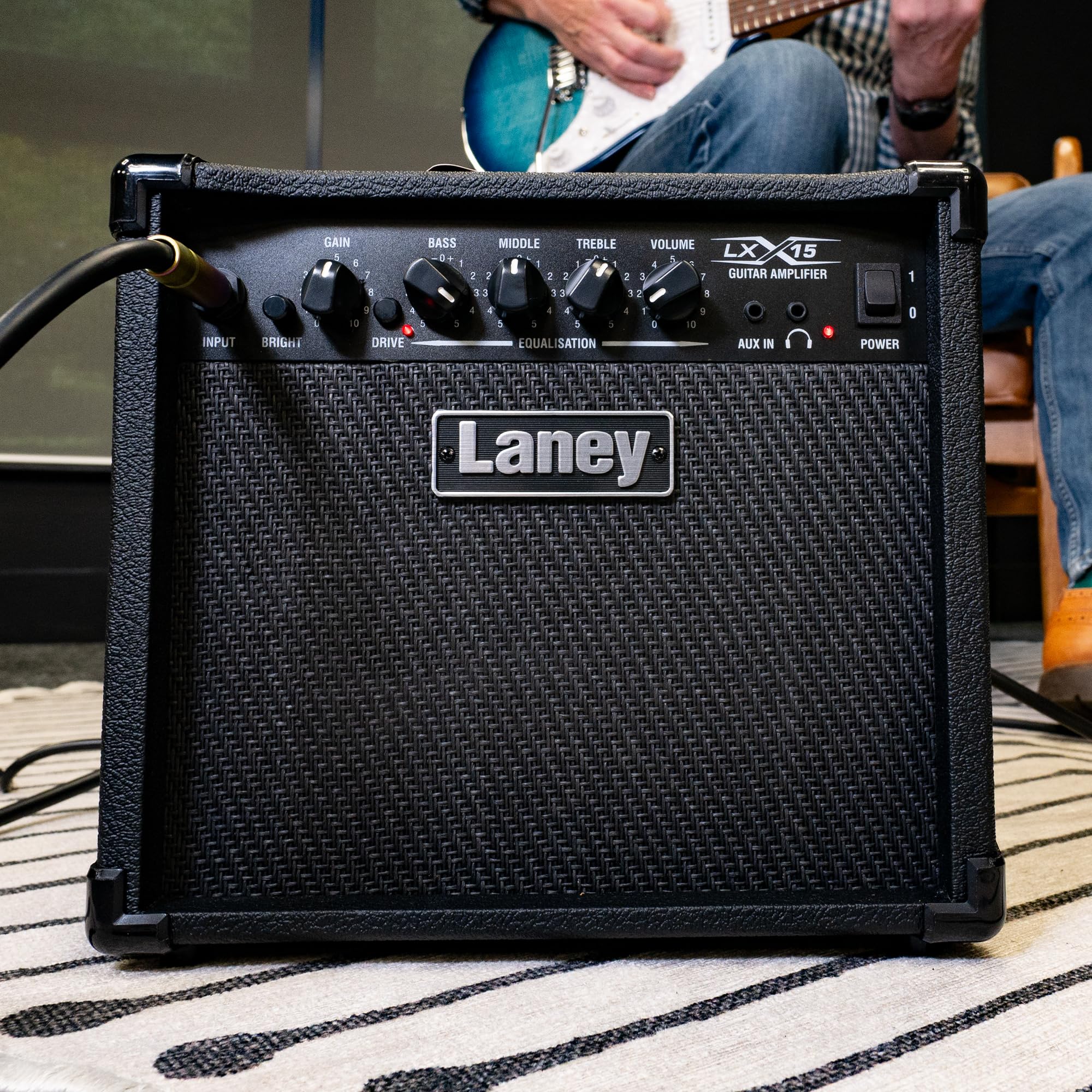 Laney LX15 Amplificatore di chitarra elettrica - AMP da 15 W, interruttore di azionamento, EQ a 3 bande, input Aux- AMP portatile compatto per principianti - nero