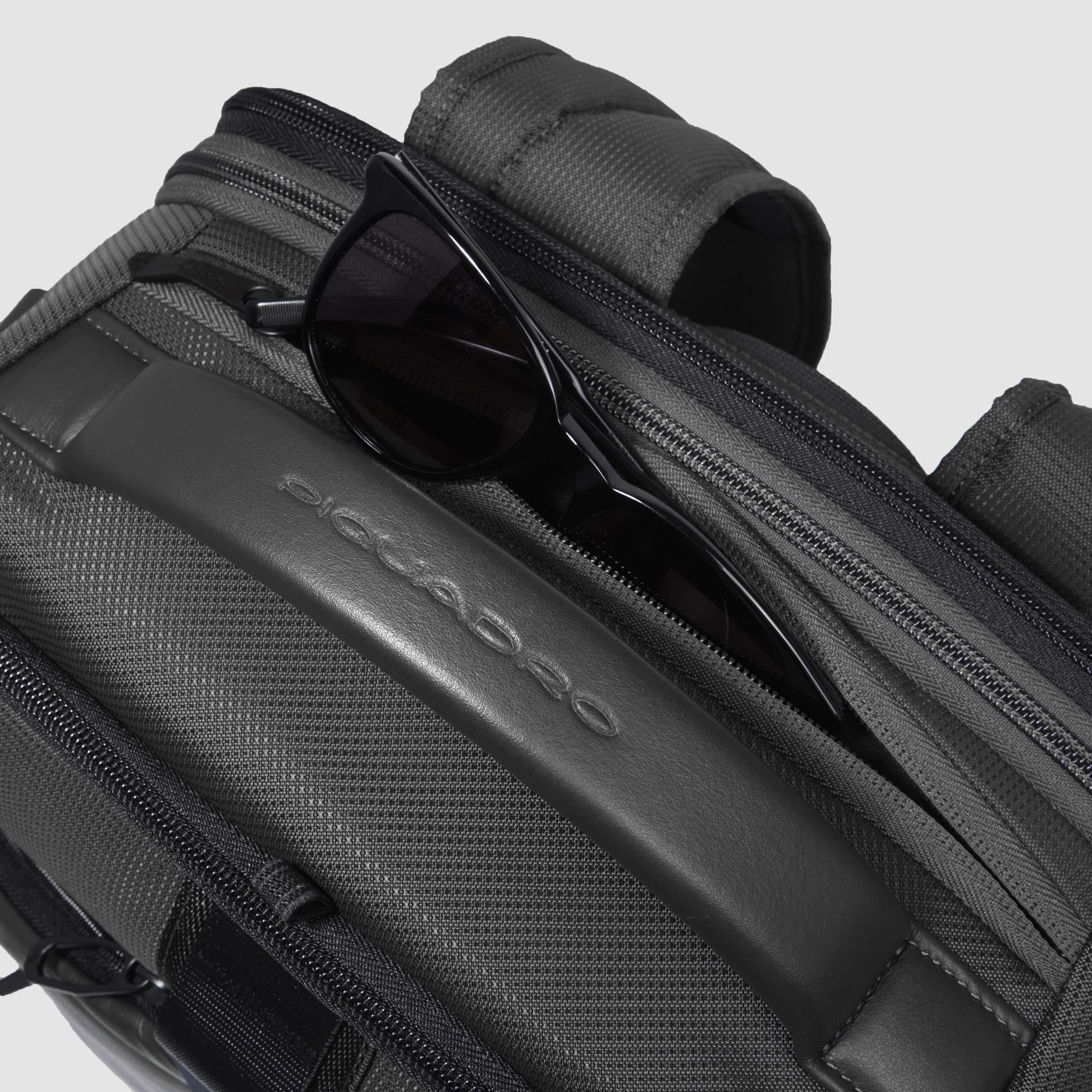 PIQUADRO - Zaino Porta PC 15,6" in Pelle e Tessuto Tecnico - Uomo - Nero | Aggancio per Trolley, Spallacci imbottiti, Vani organizzati, Resistente, Ufficio, Uso quotidiano