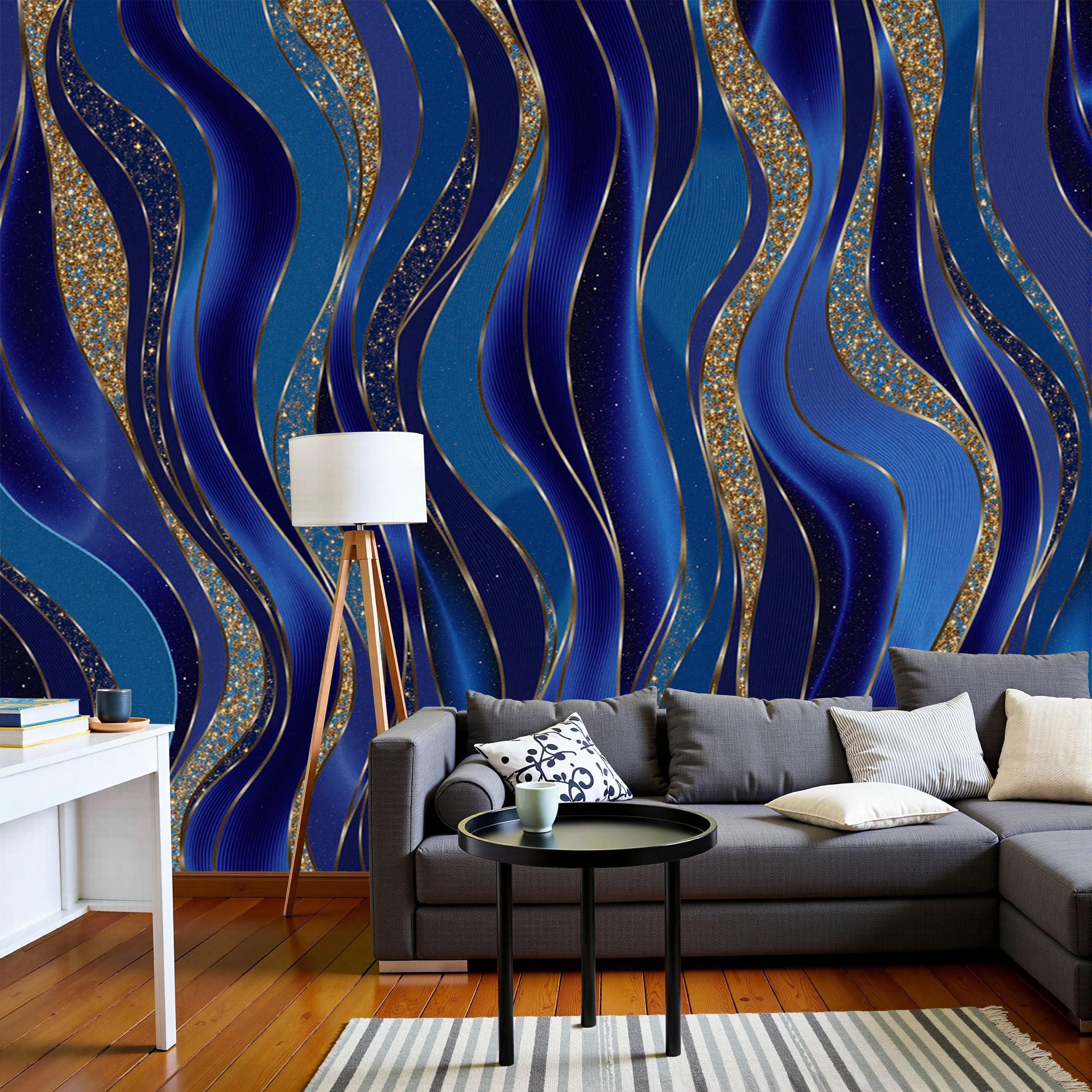 Papier peint vagues à rayures dorées pour agrandir un salon sombre avec un décor géométrique