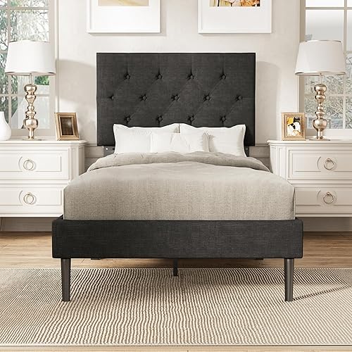 Base de cama de plataforma de tamaño matrimonial con cabecera tapizada, diseño copetudo con botones, no necesita somier, gris claro