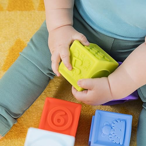 Vista 7 de Bright Starts KaledioCubes - Paquete de 9 bloques de apilamiento y exprimir juguetes de baño para bebés, juega y aprende con colores, números
