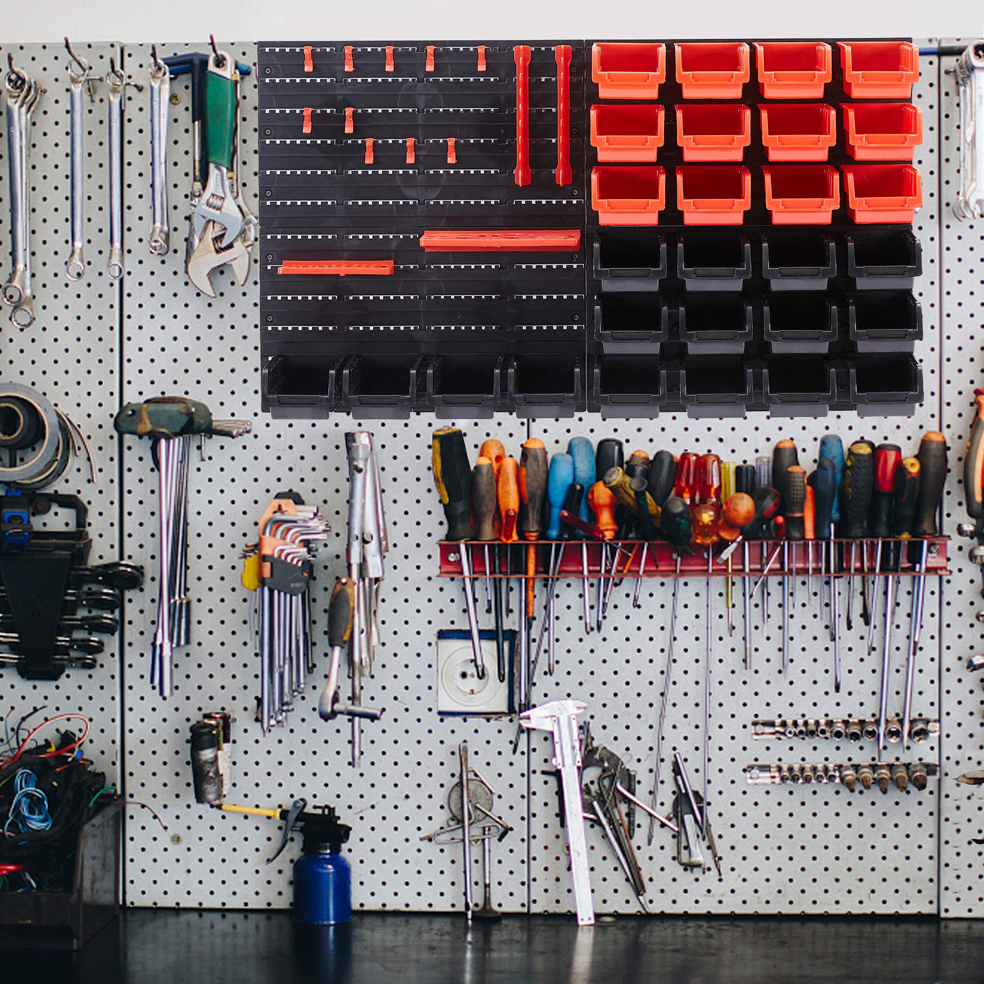 AREBOS Lot de 46 piéces de Rangement empilables | Rouge | Noir | 4 Panneaux arrières | 28 boîtes empilables | 14 Porte-Outils | Matériel de Fixation Inclus | Amovible et empilable