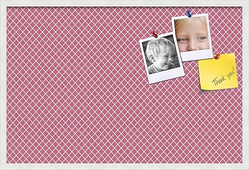 Tablero de anuncios de corcho de 36 x 24 pulgadas. Este tablero decorativo enmarcado viene con diseño de diamante rosa intenso y un marco blanco