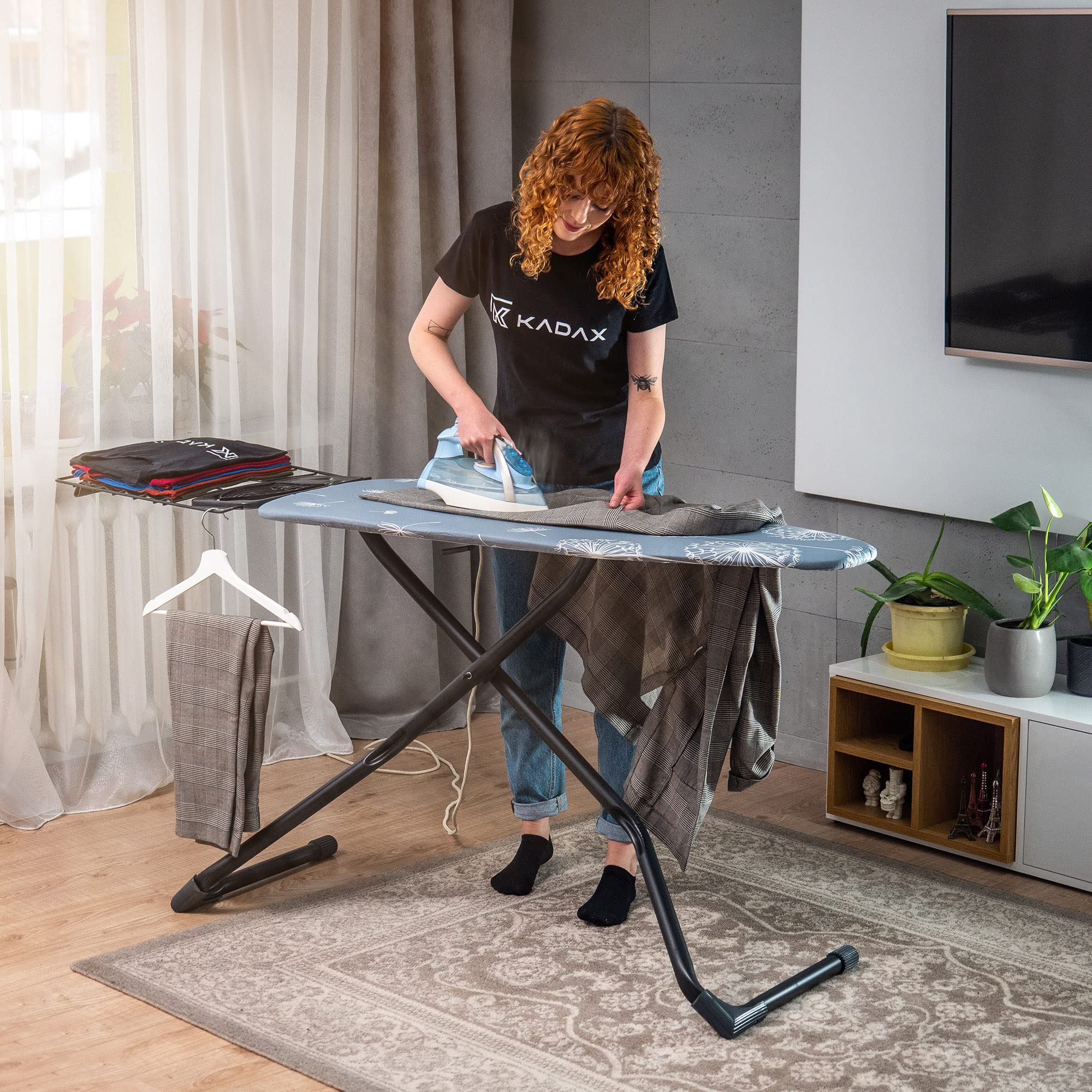 KADAX Planche à Repasser 120 x 42 cm, Table à Repasser Pliable avec Housse en Coton, Support de Fer, Pieds Antidérapants et Réglable en Hauteur (Bleu foncé)