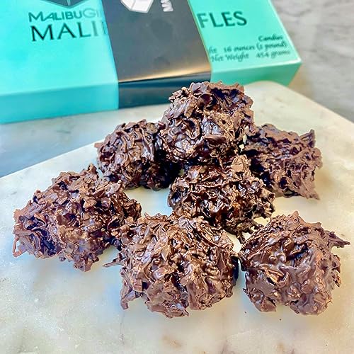 1 libra de chocolate negro gourmet de heno de coco tostado. El chocolate negro gourmet grueso y rico rodea coco tostado apilado alto