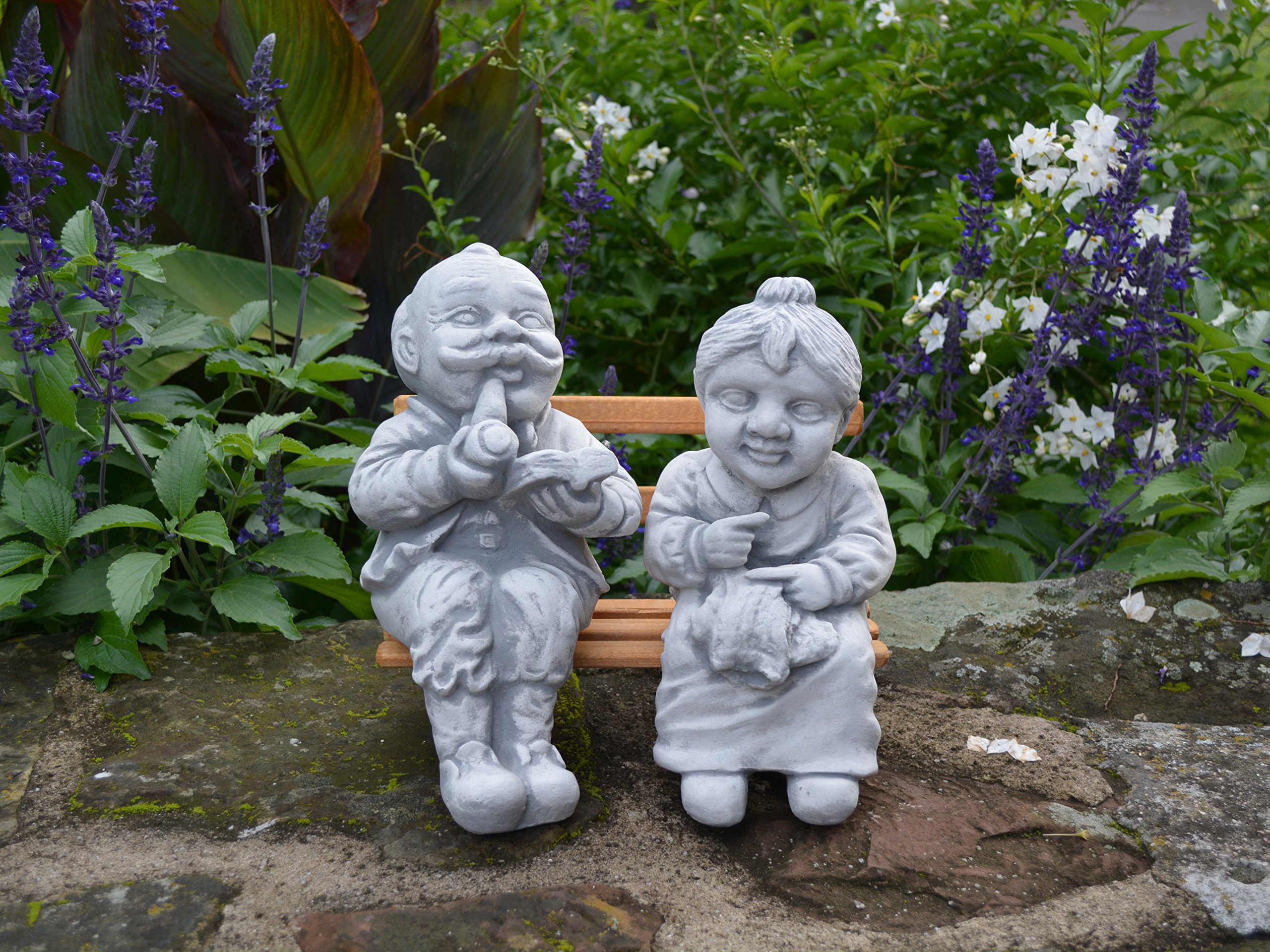 gartendekoparadies.de Opa und Oma auf Einer Bank im Garten, Steinfigur, H. 25 cm, 6 kg, Grau, frostsicher aus Steinguss für Außenbereich