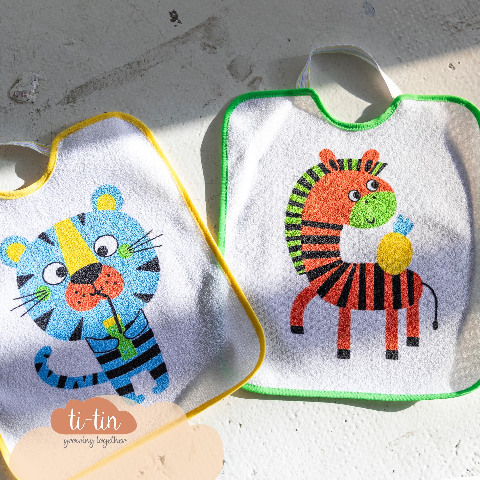 Ti TIN Lot De 4 Bavoirs Bébé Imperméables | Éponge 73% Coton 27% Polyester |Fermeture Élastique | Motifs Animaux |Parfaits Pour Maternelle Cantine | Facile À Nettoyer.