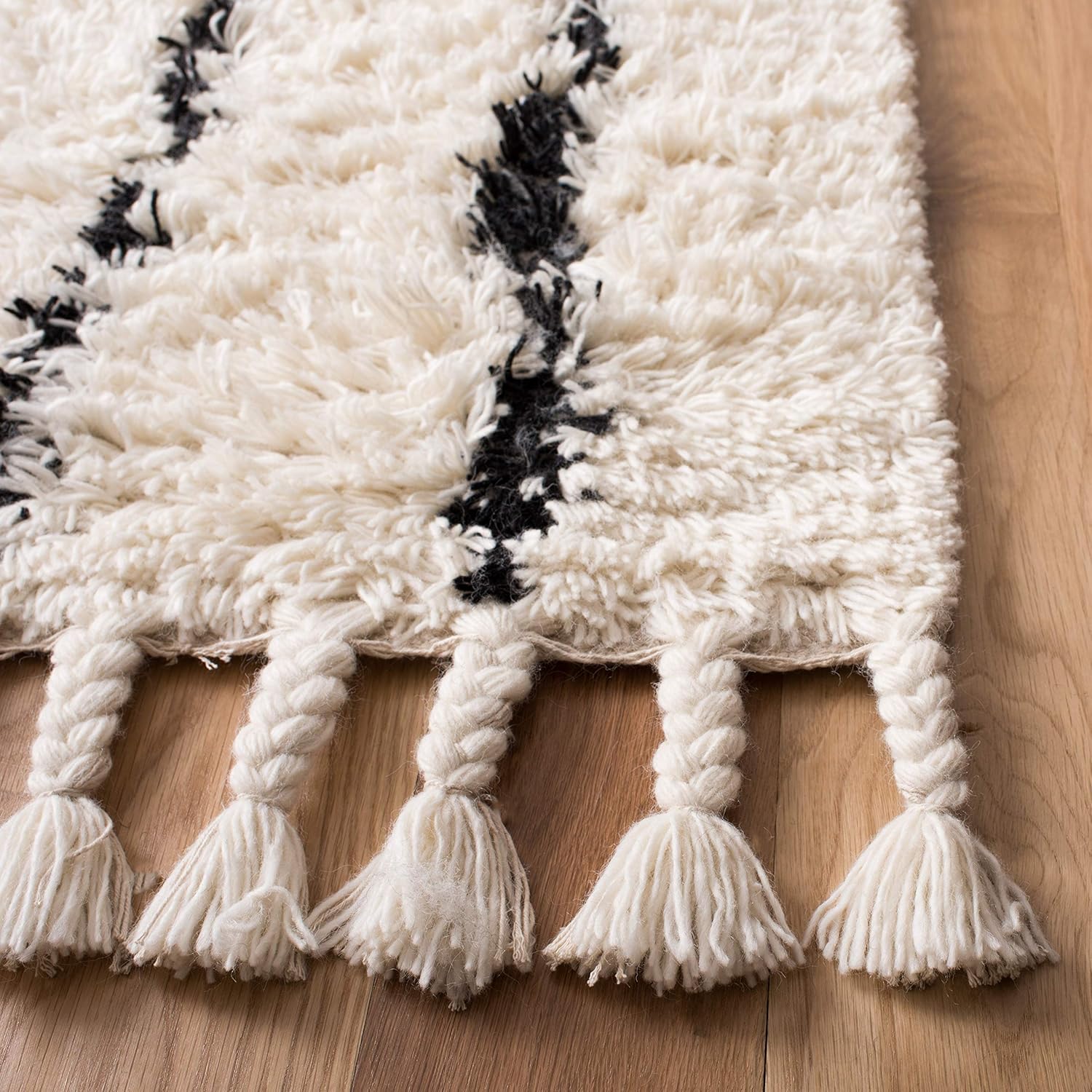 SAFAVIEH Casablanca Collection Area Rug - 5' x 8', Black & Ivory, Handmade Moroccan Boho Tassel Wool, 1.4-inch Thick Ideal for High Traffic Areas in Living Room, Bedroom (CSB954Z)
