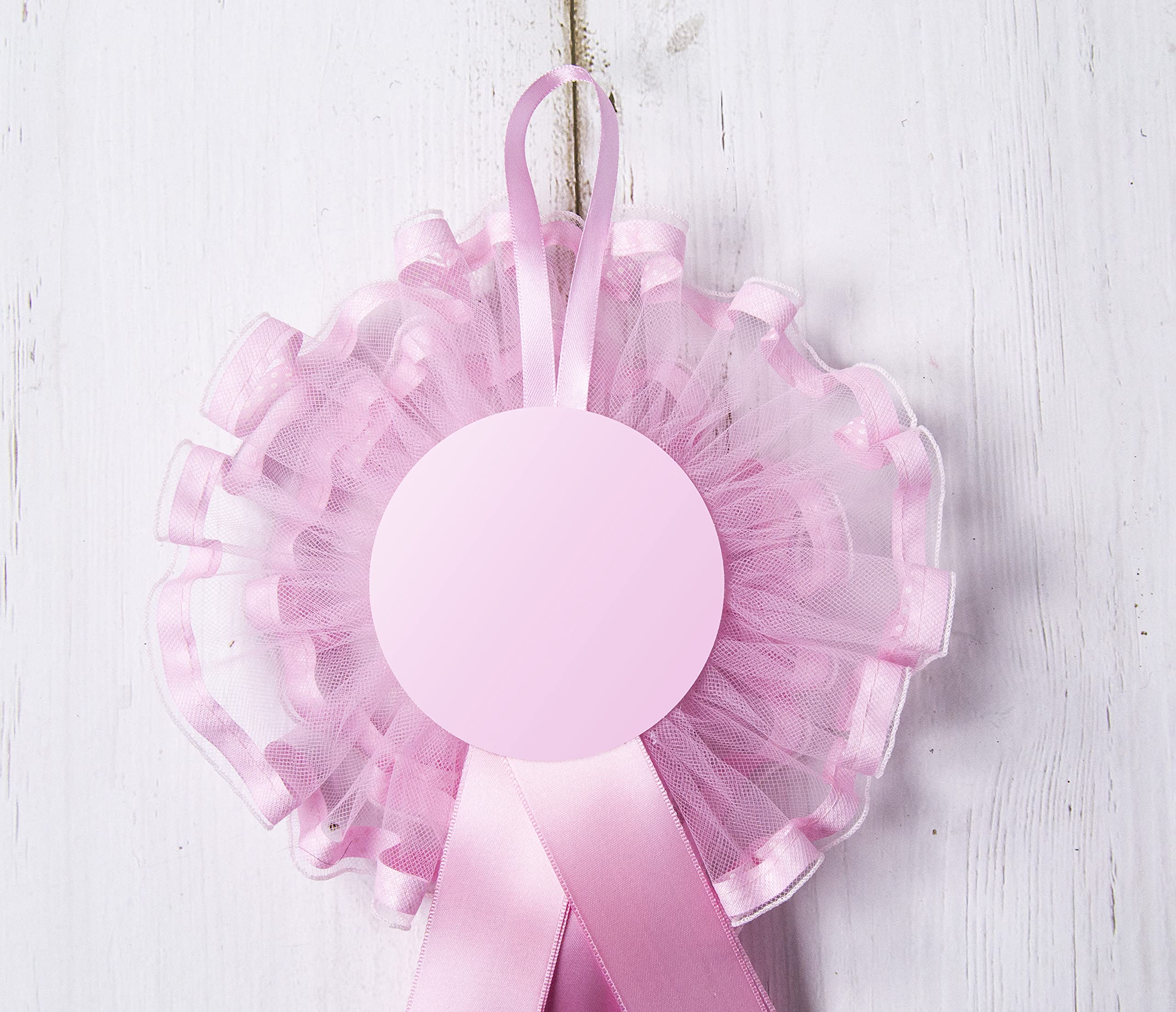 Schleife zur Geburt aus Tüll verziert mit gepunktetem Bändchen, Satinbändern, Applikation eines Dekors aus Harz und Pergament aus Karton zum Schreiben von Namen und Datum, rosa Schuhe