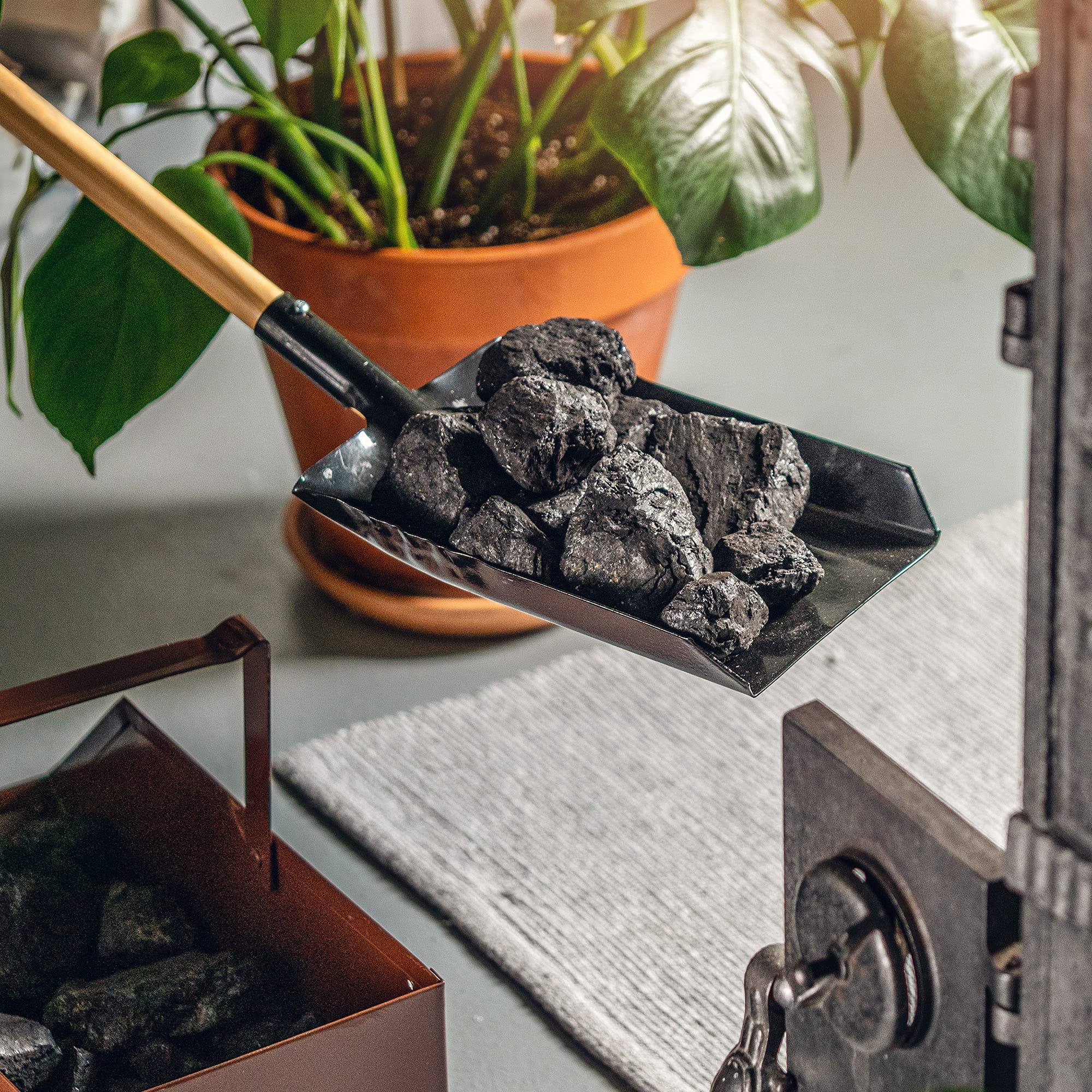 Un Ferro Di Fuoco E Una Piccola Pala Sono Vicino Alla Fornace Immagine Stock - Immagine Di Pala - Foto 3