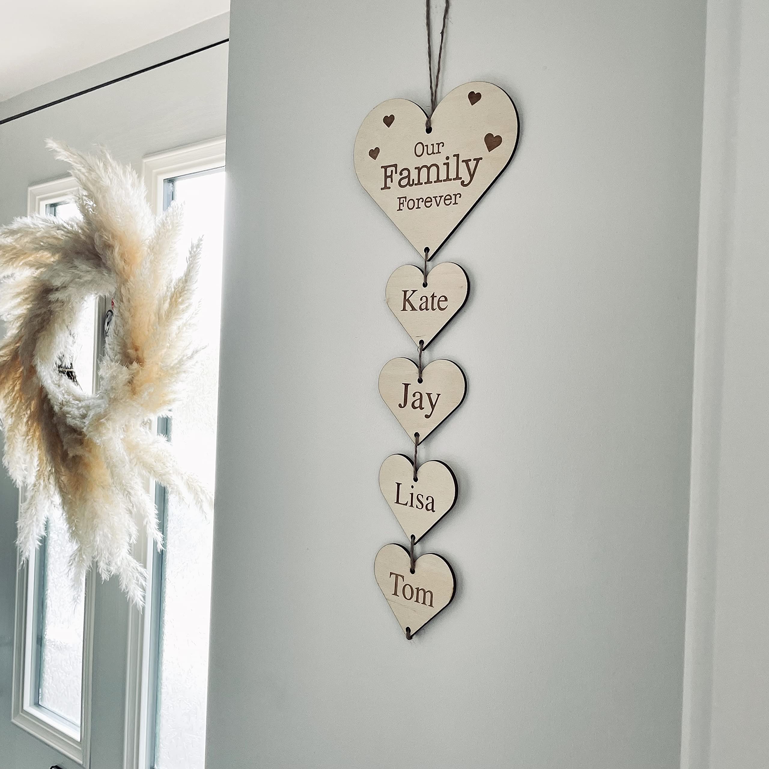 stika.co Decoración colgante grabada personalizada de nuestra familia, alternativa del árbol genealógico, corazones colgantes personalizados, regalo grabado personalizado (7 corazones)