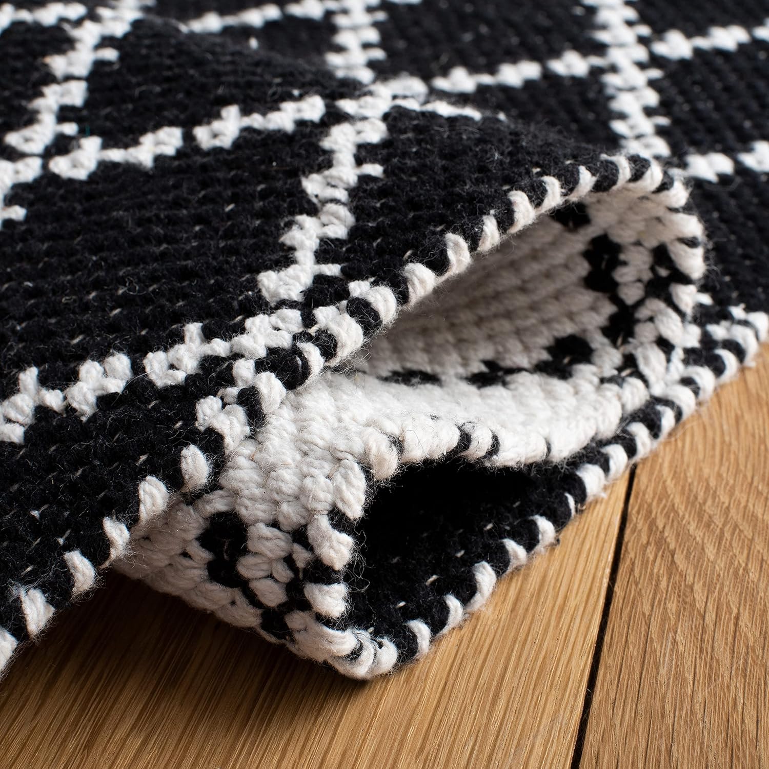 SAFAVIEH Montauk Collection Area Rug - 6' x 9', Black & Ivory, Flat Weave Cotton Design, Easy Care, Ideal for High Traffic Areas in Living Room, Bedroom (MTK706Z)