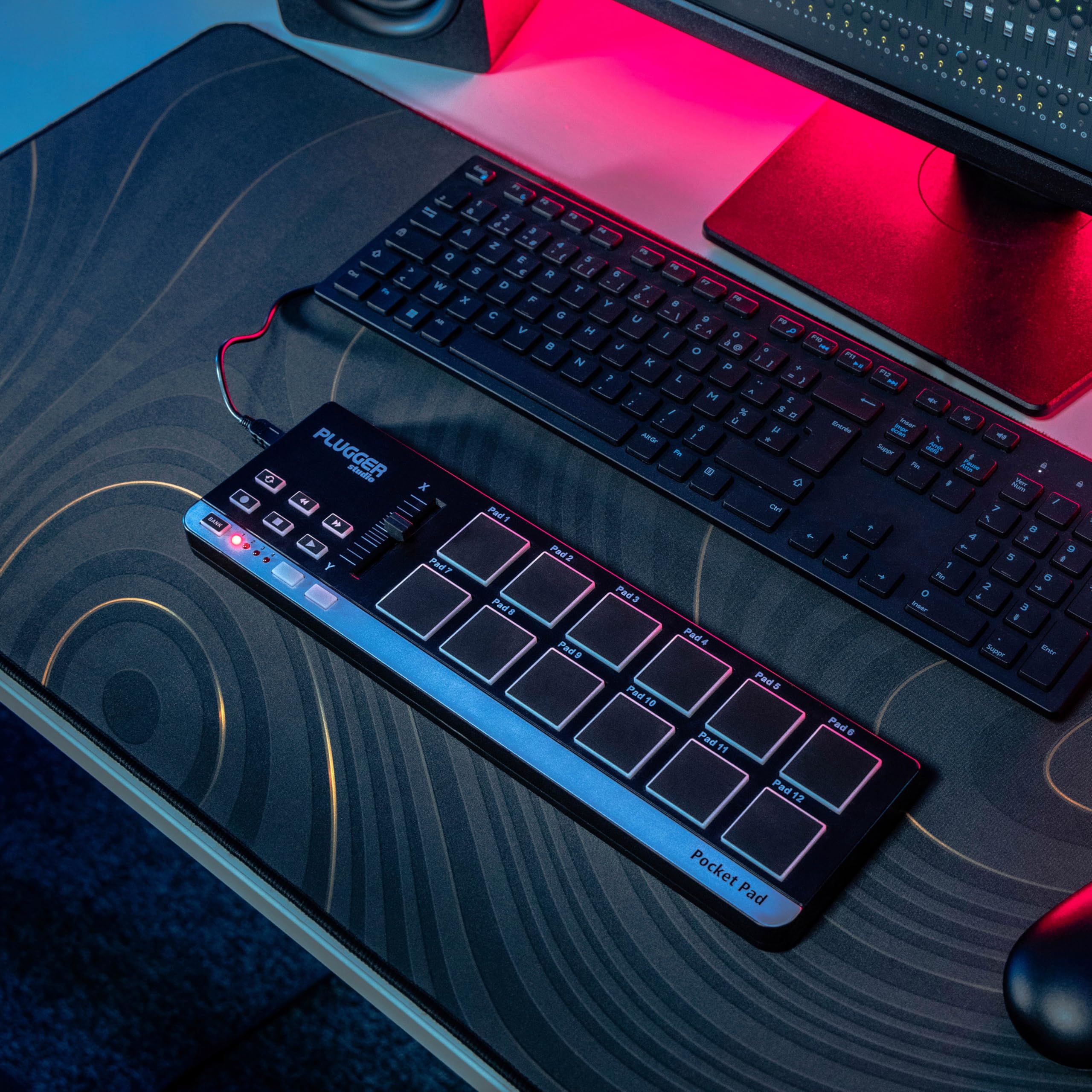 Plugger Studio Pocket Pad Contrôleur MIDI USB ultra compact pour ordinateur PC et Mac. 12 pads sensibles à la vélocité. Compatible avec tous les logiciels MAO DAW DJ Plug-ins Instruments virtuels.