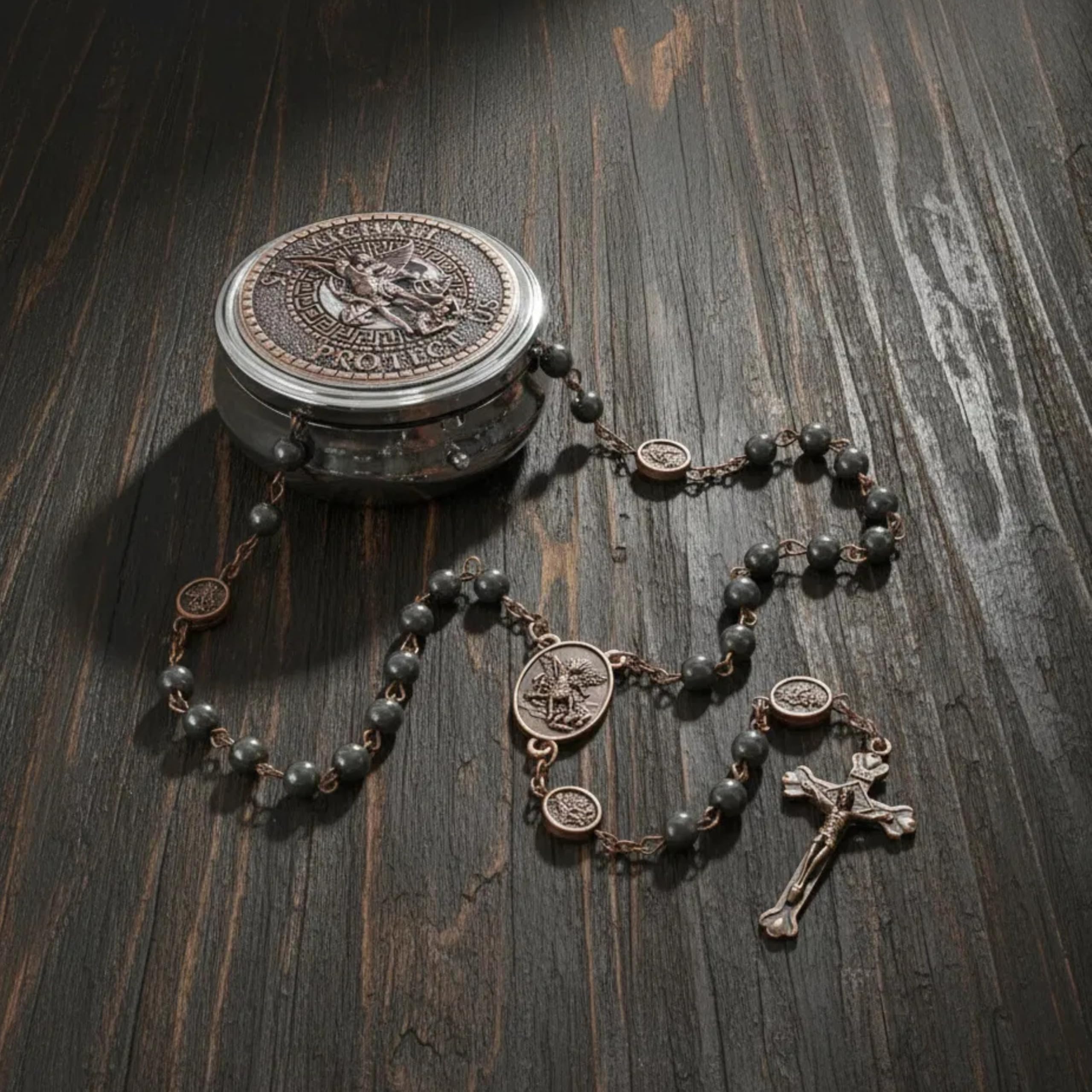 Nazareth Store Rosario di San Michele Collana di perline di pietra ematite Perline di gloria in metallo Medaglia dell'Arcangelo e croce con scatola regalo in metallo
