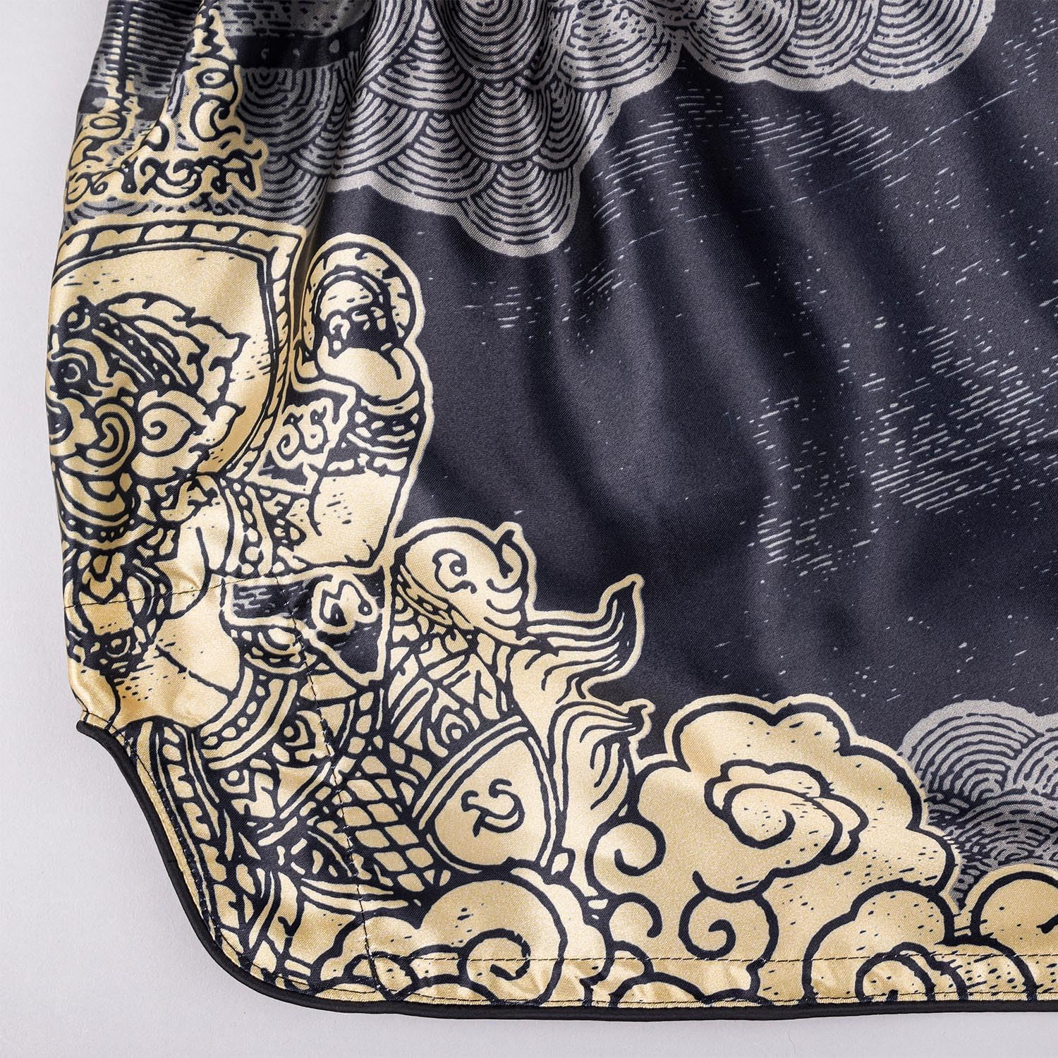 8 WEAPONS Muay Thai Shorts Hanuman, Schwarz-Gold, Kickboxhose für Training & Wettkampf, Thaibox Shorts Satin, Atmungsaktiv, Langlebig, Kampfsporthose für MMA, K1, Boxen, Thai Boxen