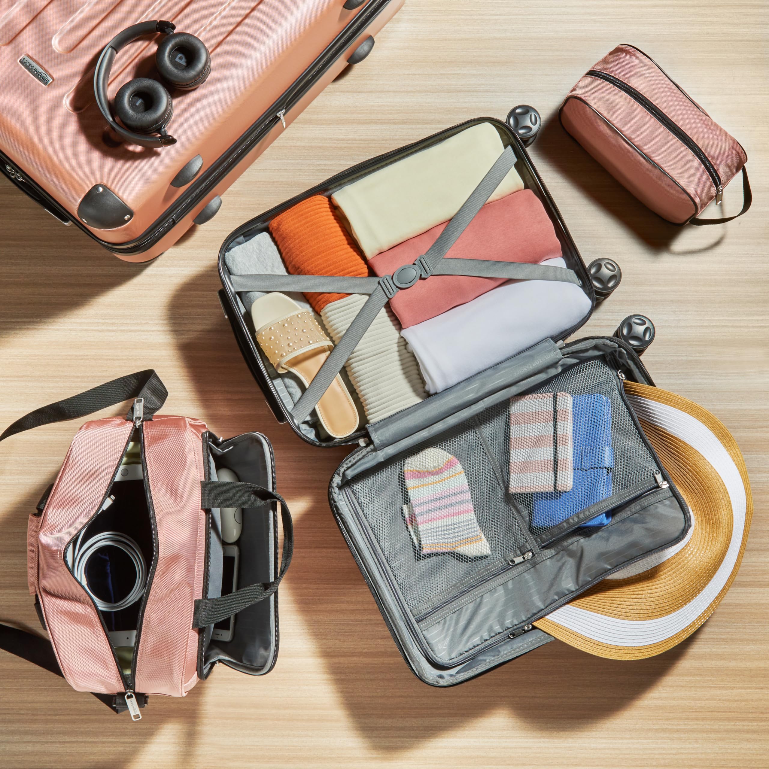 Amazon Basics Equipaje de Mano rígido con Ruedas, Juego de 4 Unidad, Maleta Grande, Bolsa de Mano y Viaje compacta, Ampliable, 4 Ruedas giratorias, Oro Rosa