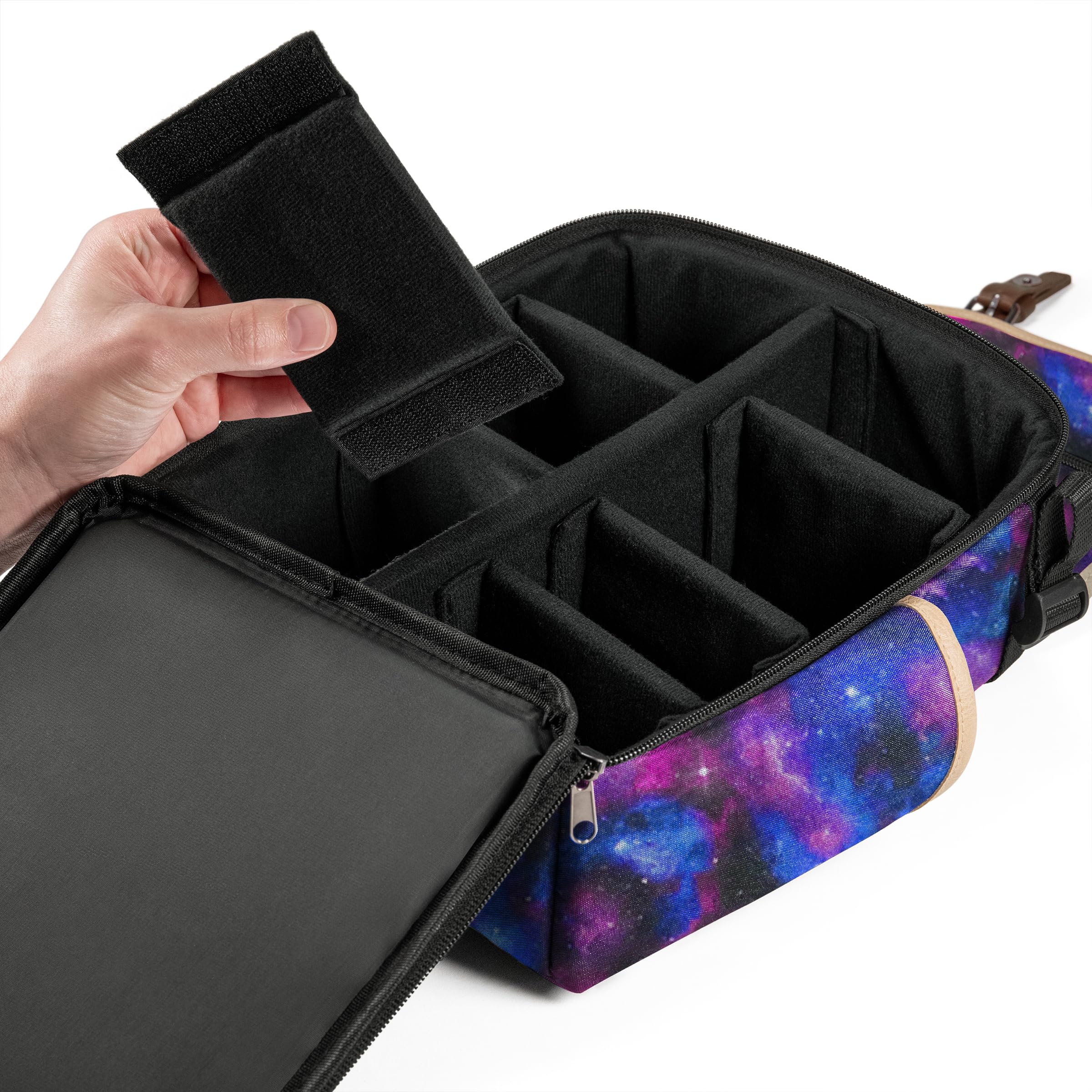 ENHANCE Edición Diseñadores Mochila Compacta MTG - Interior Personalizable, Magic the Gathering, Lorcana y mas, Bolsillo Accesorios Dados, Sobres Booster y Contadores, Bolsillo Playmat (Galaxia)