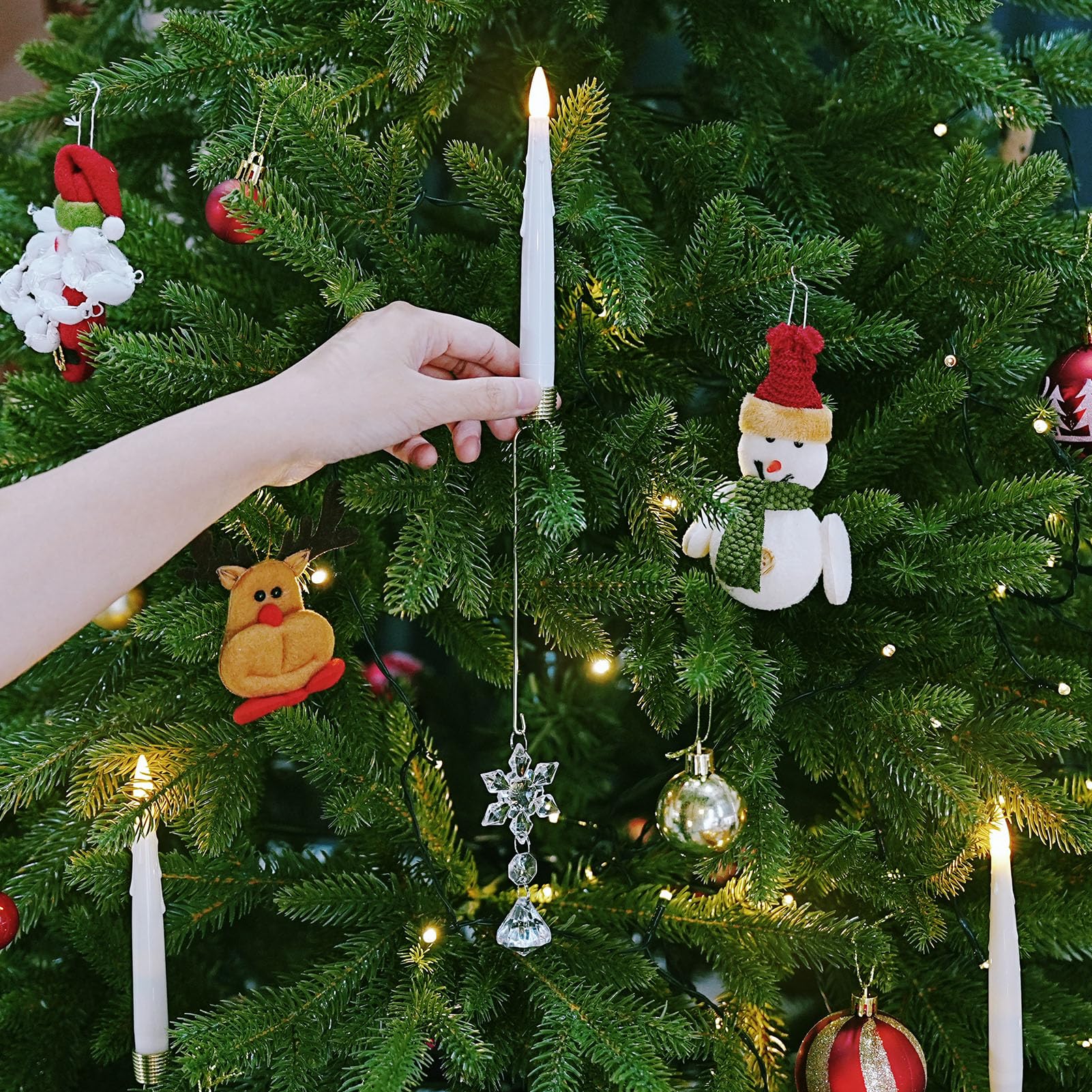 12 candele coniche natalizie a LED, a batteria, tremolanti con timer remoto, candele senza fiamma per Natale, casa, feste, regalo di compleanno, con gancio a sfera di cristallo a forma di fiocco di