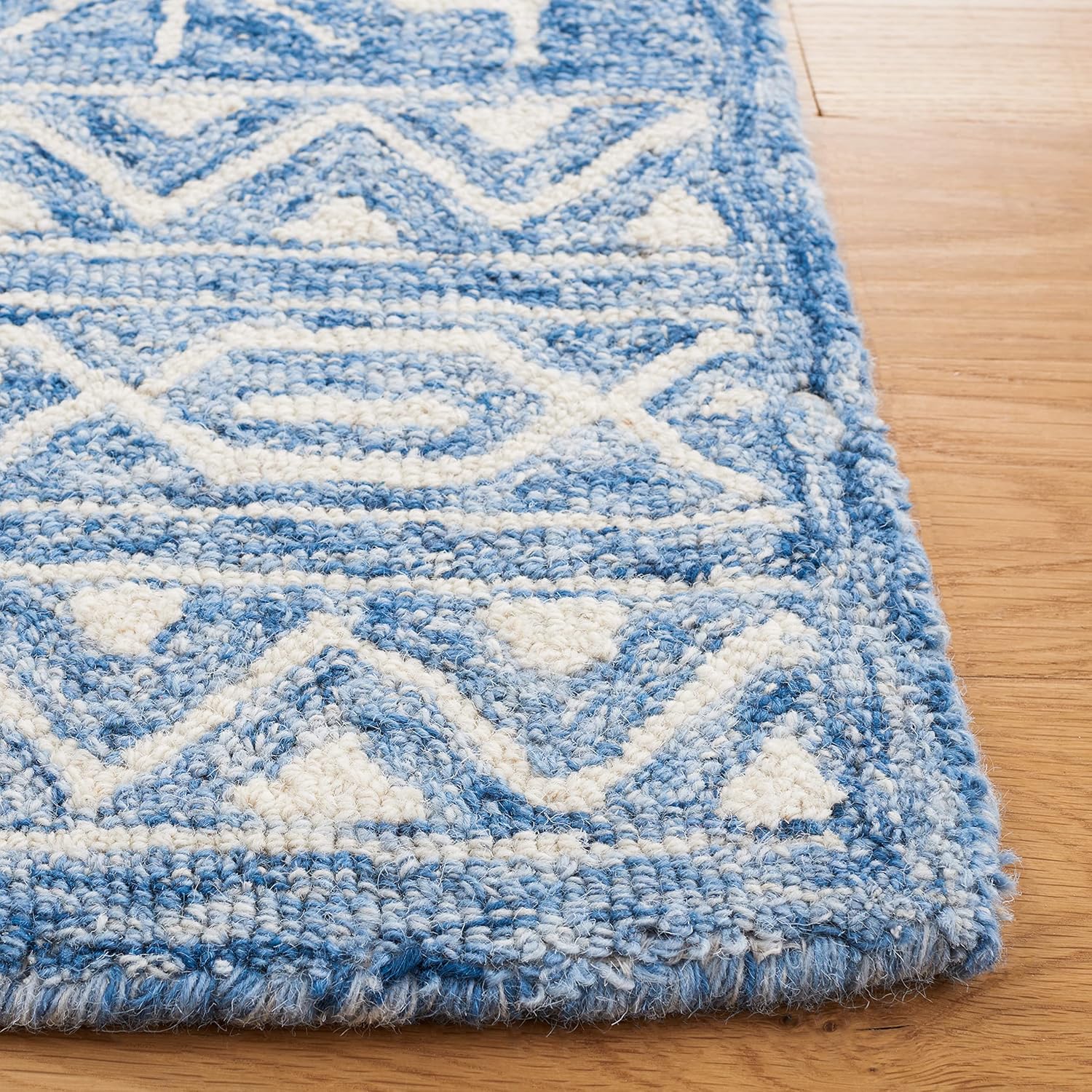 SAFAVIEH Metro Collection Accent Rug - 4' x 6', Blue & Ivory, Handmade Moroccan Boho Wool, Ideal for High Traffic Areas in Entryway, Living Room, Bedroom (MET458M)