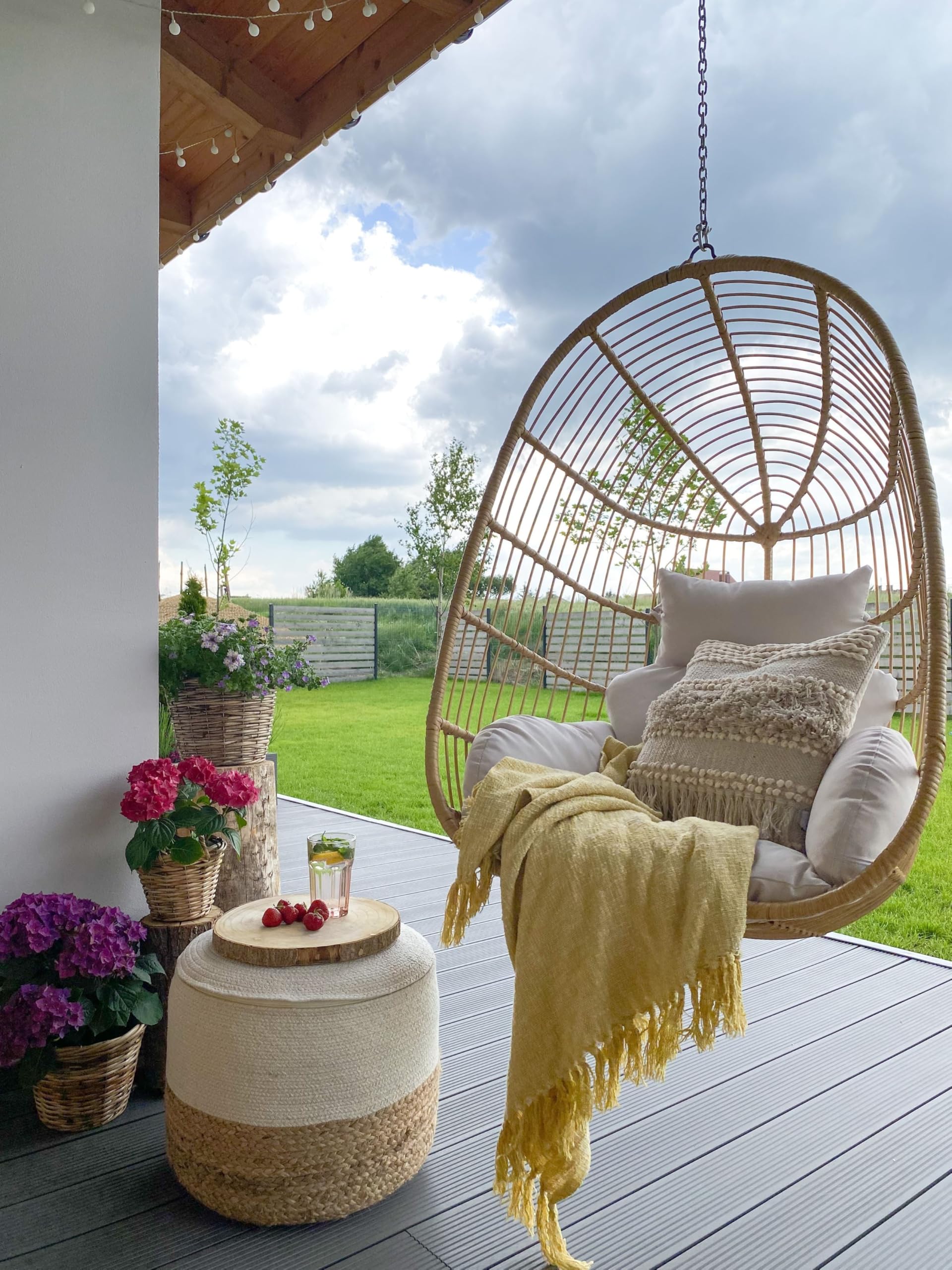 Boho fotel wiszący bujany jajo rattanowy beżowy z poduchami Casoli