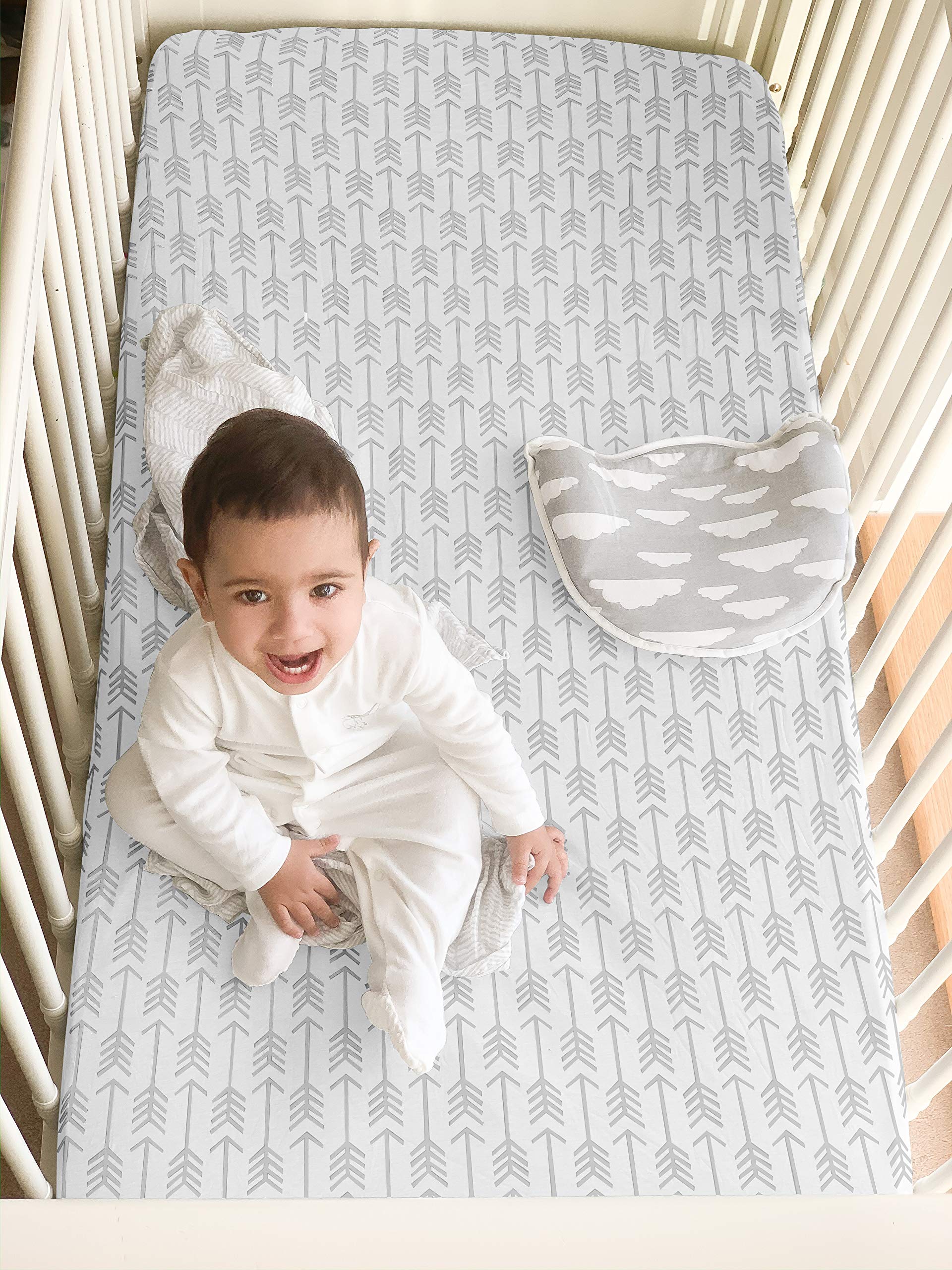 BaeBae Goods Sábanas de cuna para bebés niños y niñas, paquete de 4, juego de sábanas bajeras de punto de jersey suave y transpirable, lindo género neutro para guardería, ajuste universal (triángulos
