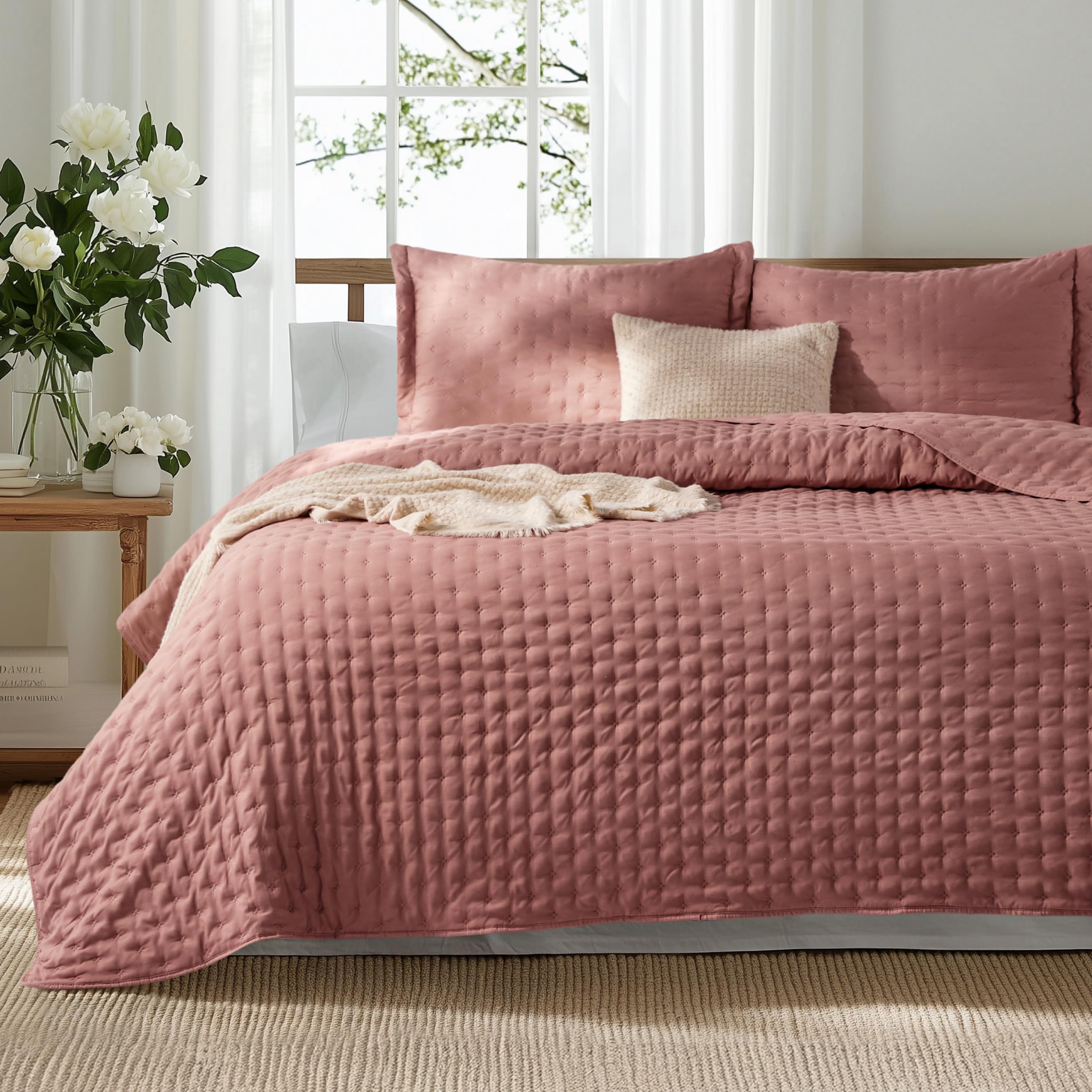 King Quilt - Grayish Pink Bedspread King Size & Lightweight Comforter, Country Cottage Coverlet with Clover Pattern, Ultra Soft All-Season Bedding, 106 x 96 Inches
