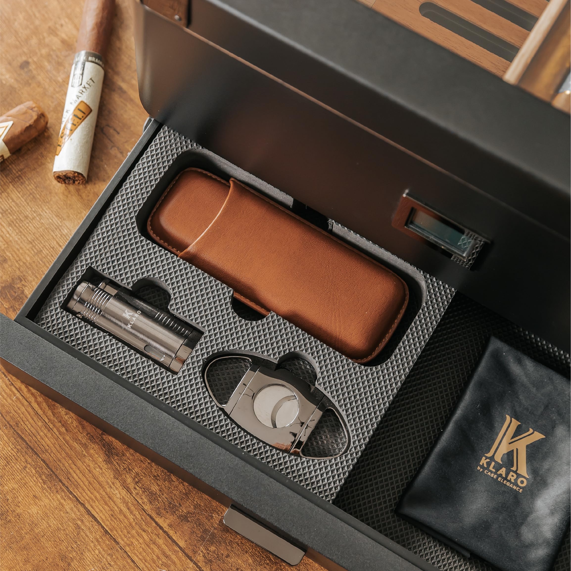 Case Elegance Black Edition Humidor mit Glasplatte und digitalem Hygrometer Front-Hygrometer, spanische Zeder, Zigarrenlösung, Hydro-System und Schaumstoffschublade für Zubehör für 50-100 | Digitales Hygrometer, spanische Zeder, Humidorlösung
