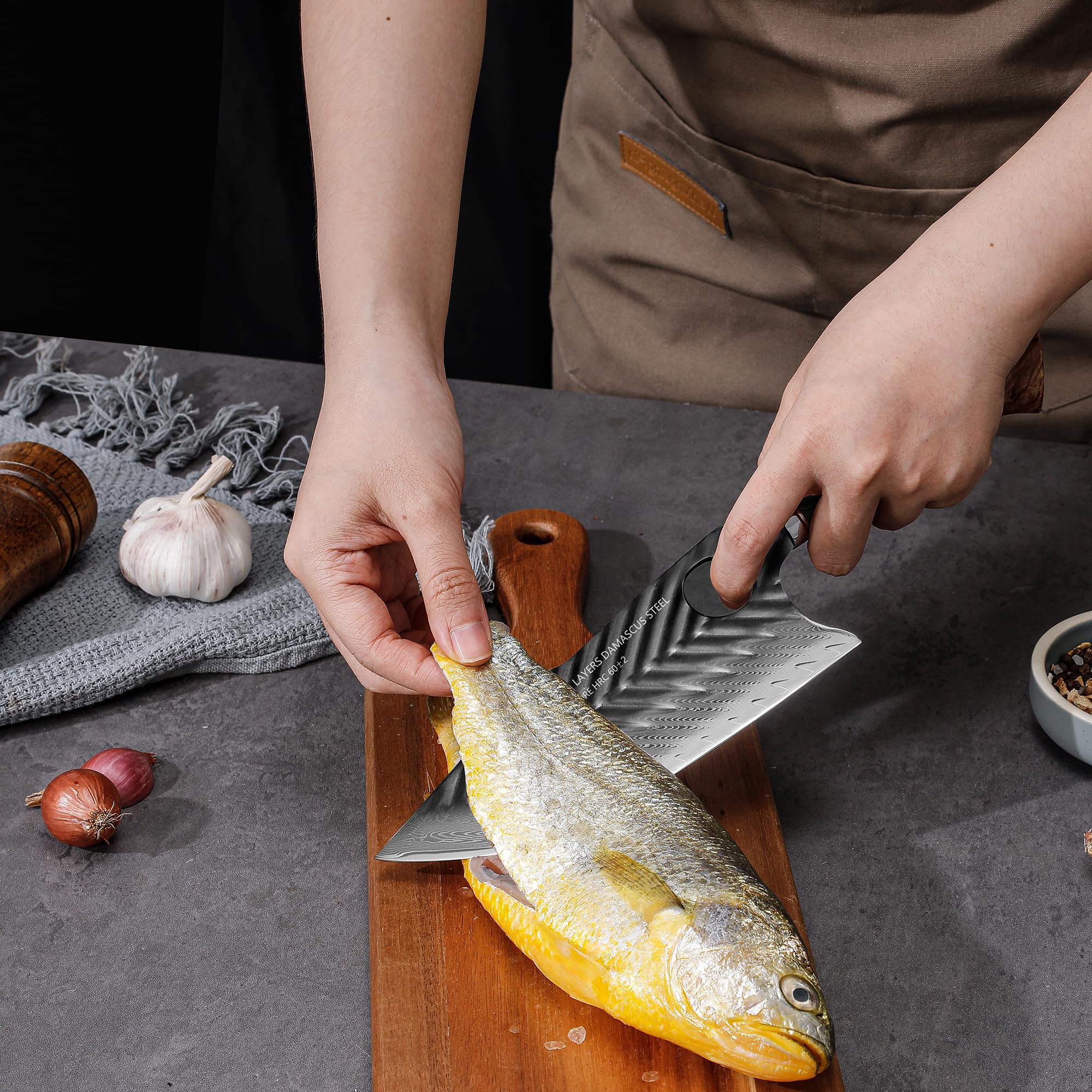SHANGDAO Coltello da macellaio Damasco 17,5 cm Coltelli da cucina mannaia vichinga con fodero in pelle 67 strati di acciaio legato con resina forgiata a mano professionale e manico in legno