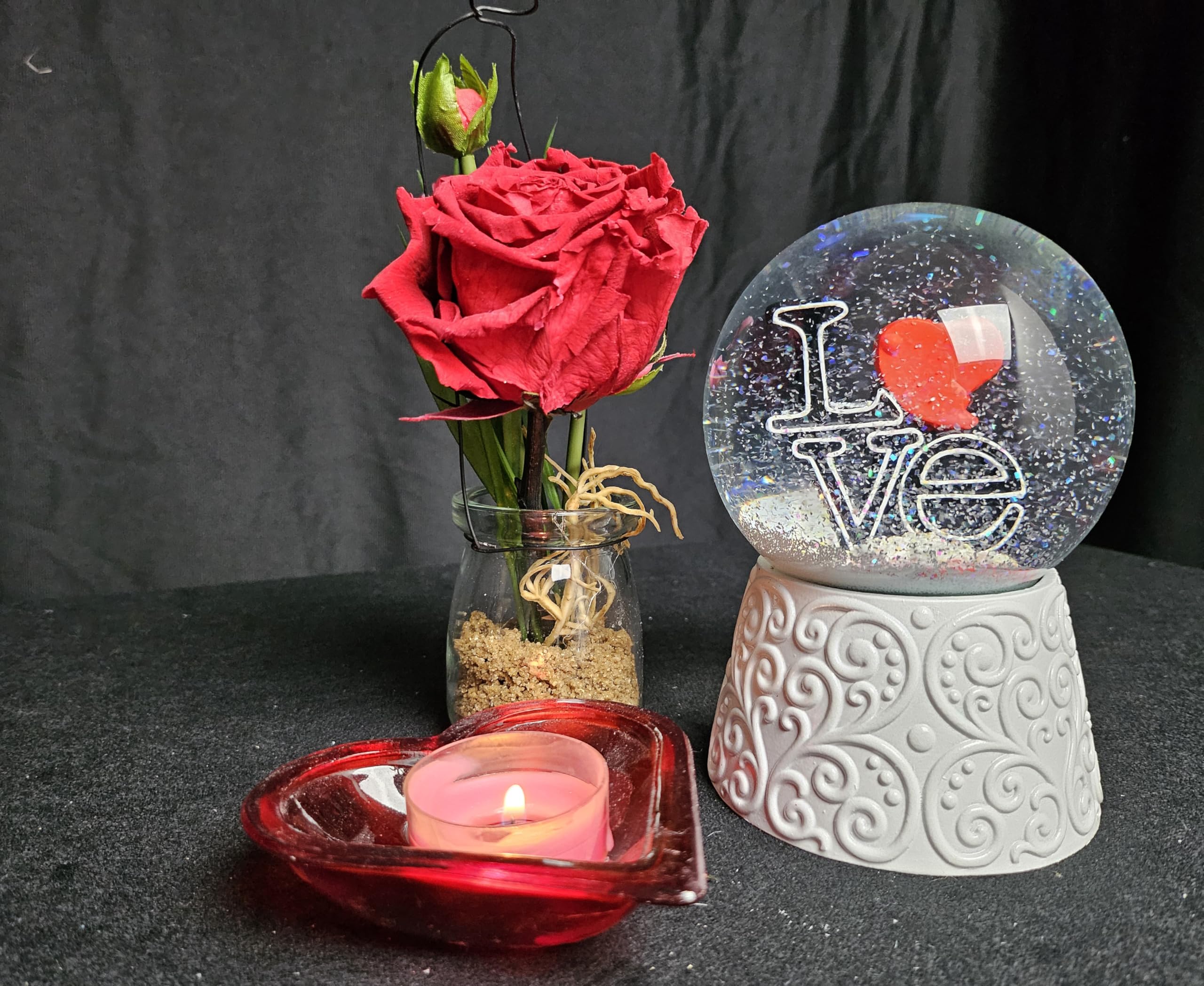 Boule à neige Love avec cœur - Inscription Love sur socle blanc - Ornements - Avec boîte à musique - Boule à secouer en verre - Hauteur : 14 cm - Largeur : 10 cm - Cadeau de Saint-Valentin, jour des